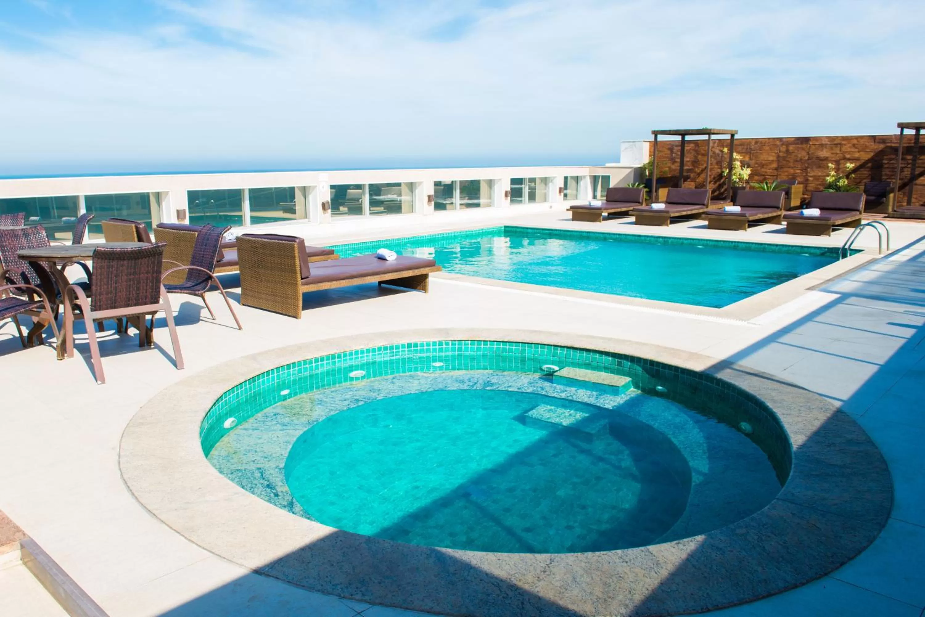 Swimming pool in Royal Atlântica Macaé Hotel