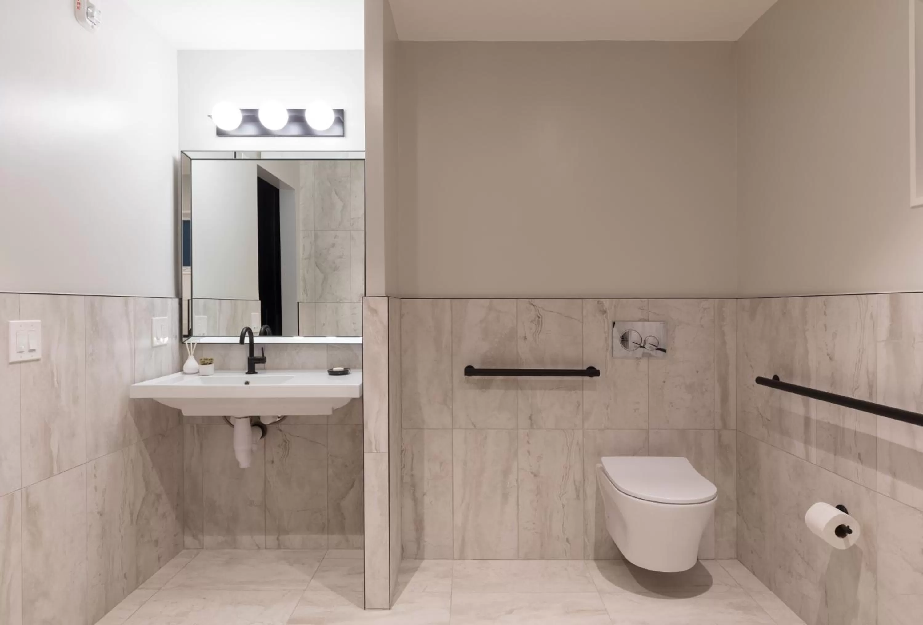 Bathroom in Hotel Stratford San Francisco - Handwritten Collection