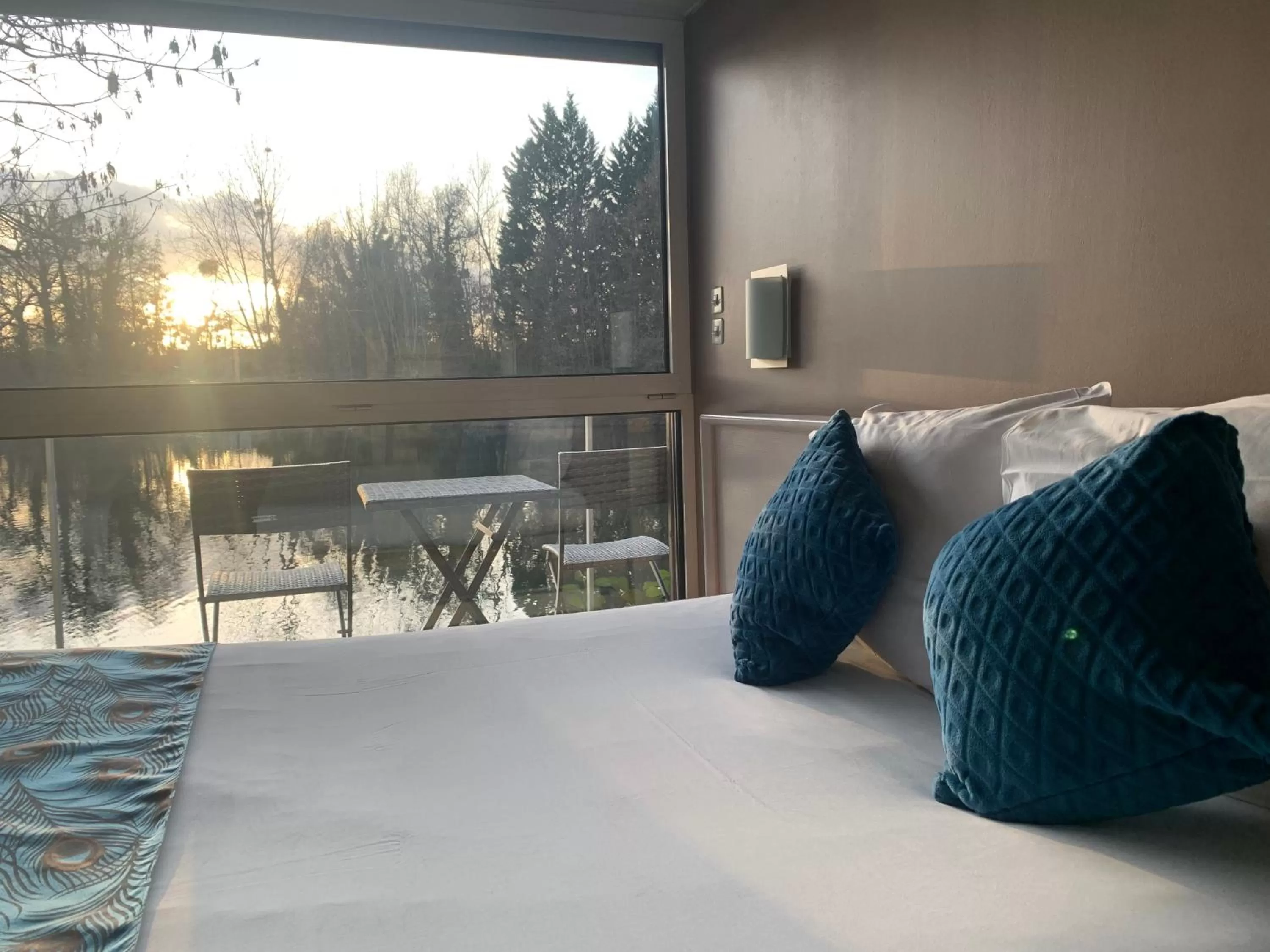 Bedroom, Bed in Hôtel L'ile Du Saussay