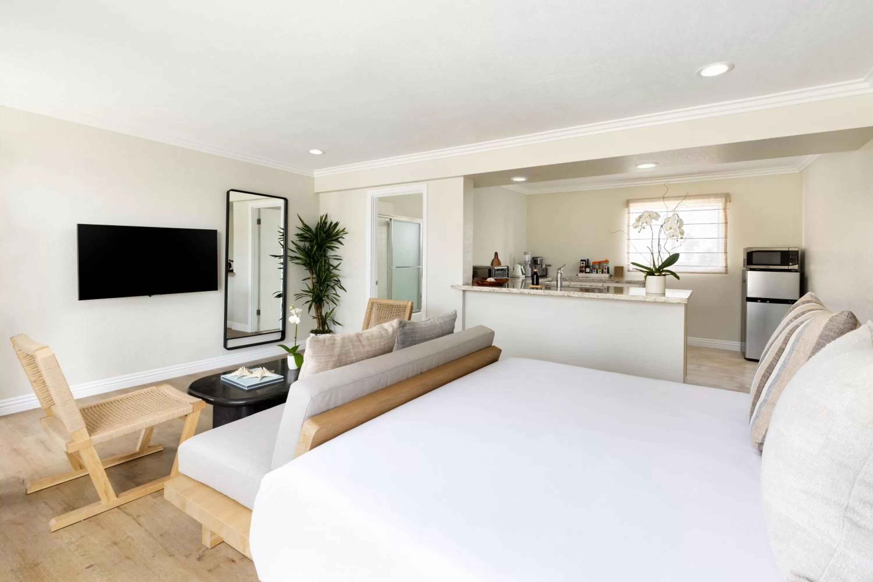 Photo of the whole room, Bed in Pacific Edge Hotel on Laguna Beach