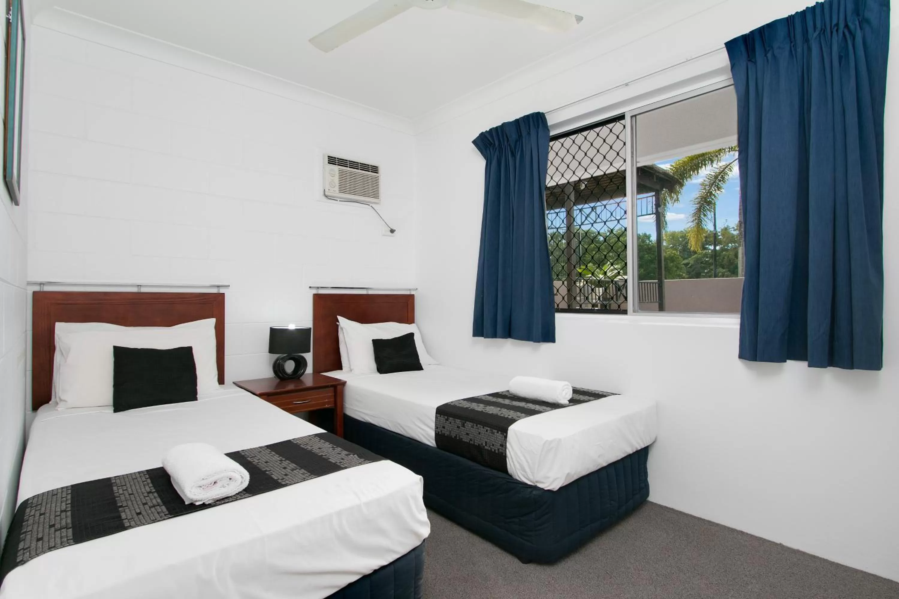 Bedroom, Bed in Cairns City Palms