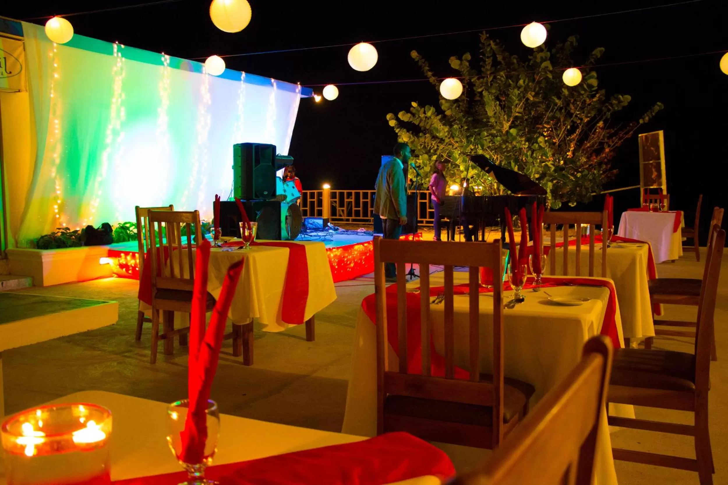 Restaurant/places to eat in Travellers Beach Resort