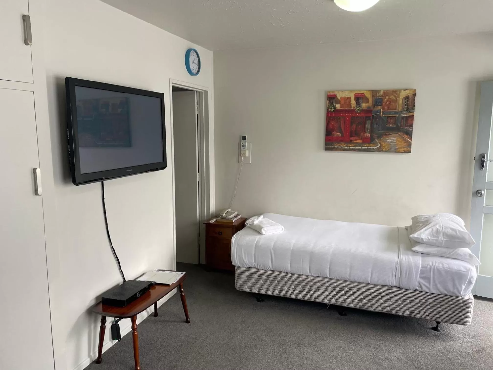 Communal lounge/ TV room, Bed in Cranford Cottages and Motel