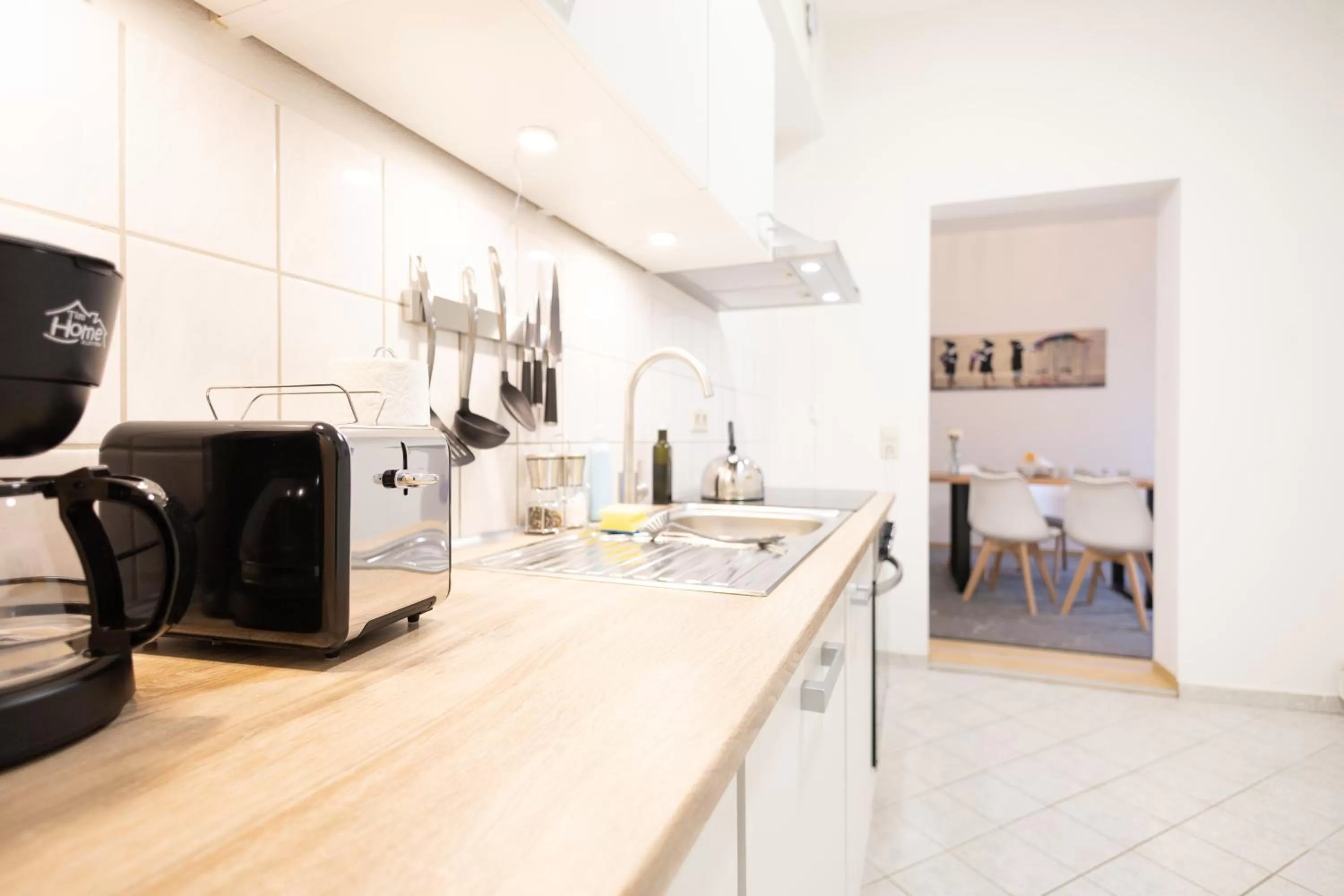Kitchen or kitchenette, Kitchen/Kitchenette in Ko-Living Space an der Oper - Street Art Design Apartments