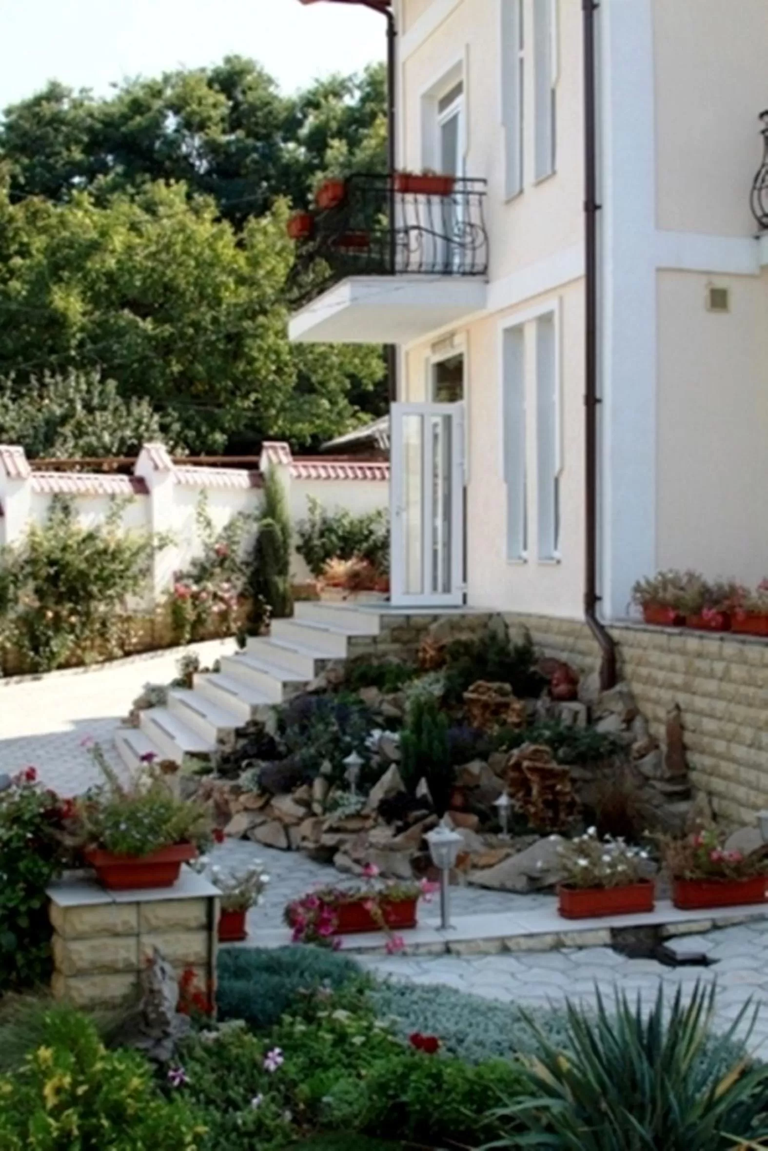 Facade/entrance in Edem Hotel