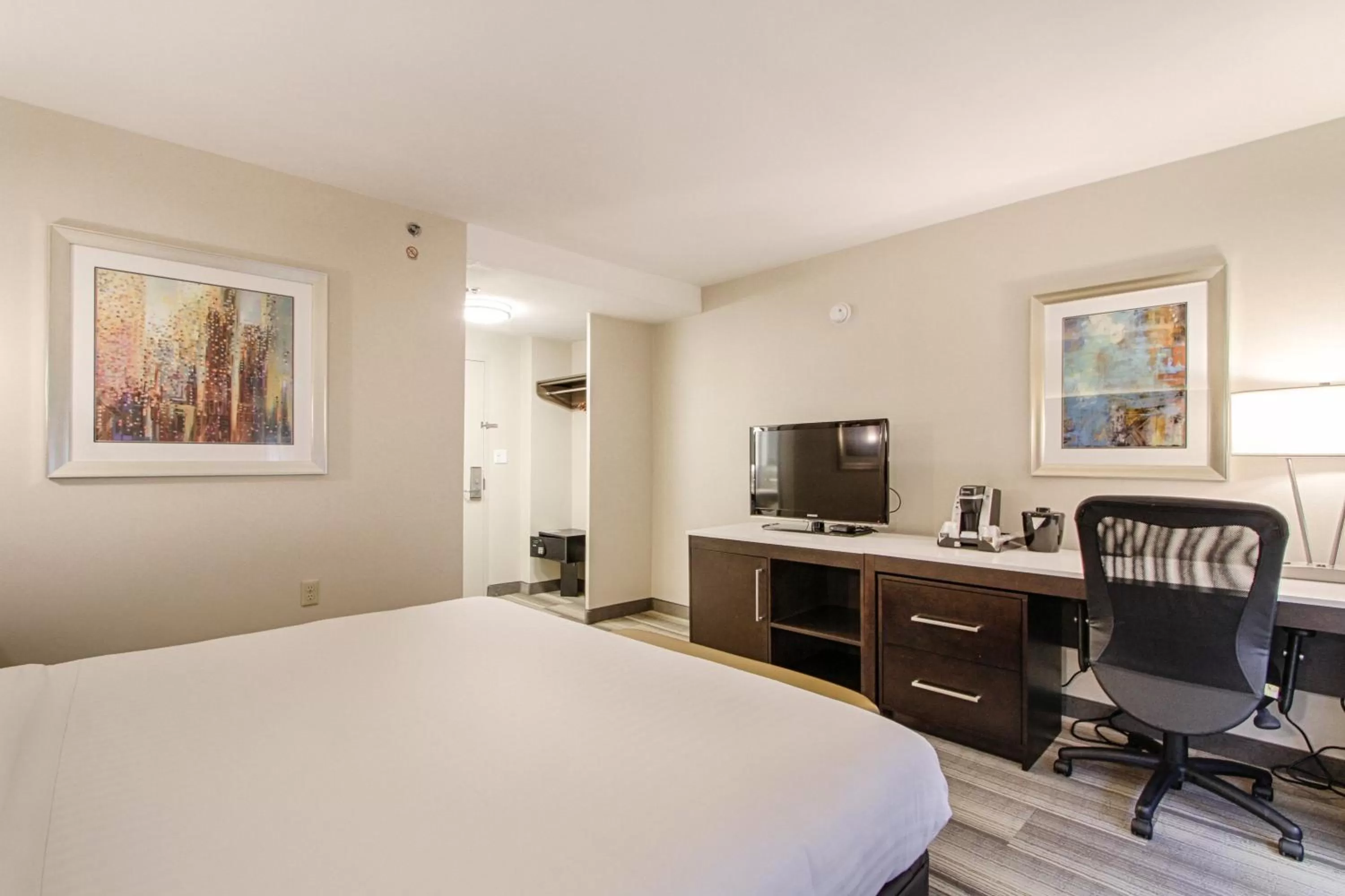 Photo of the whole room, Bed in Holiday Inn Express - Downtown San Diego by IHG