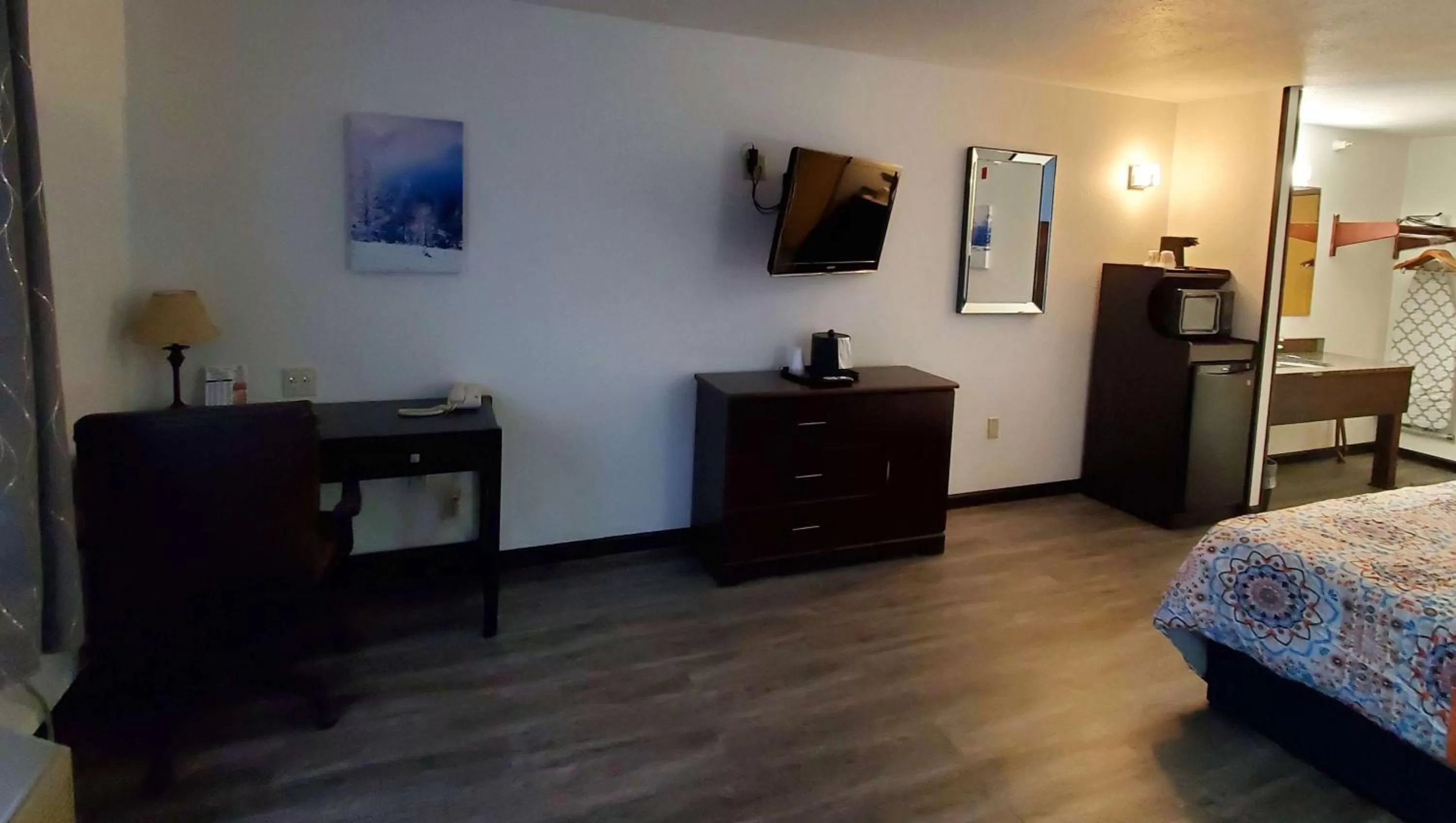 Photo of the whole room, Bed in Jasper Ridge Inn Ishpeming