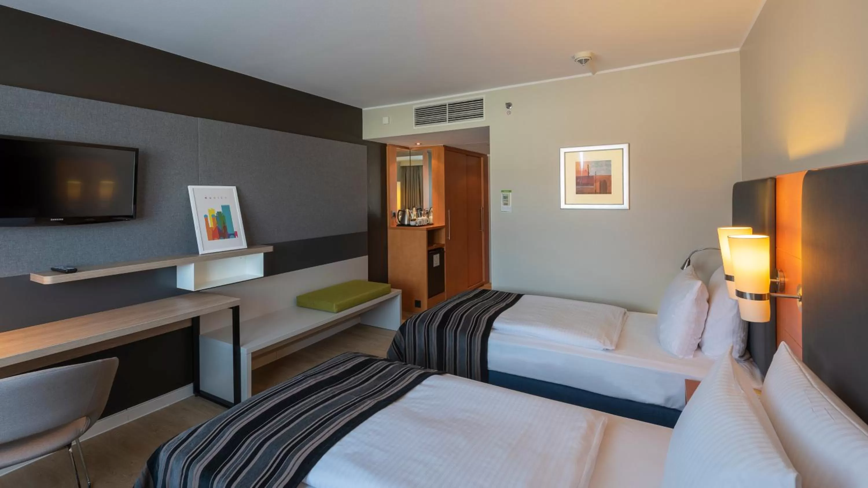 Photo of the whole room, Bed in Holiday Inn Munich City Centre by IHG