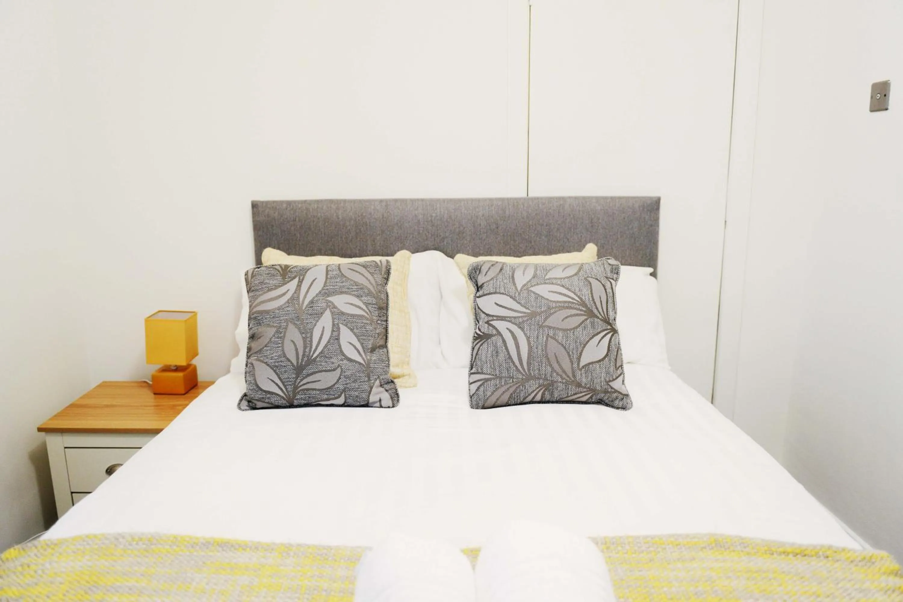 Bedroom, Bed in Bridle Lodge Apartments