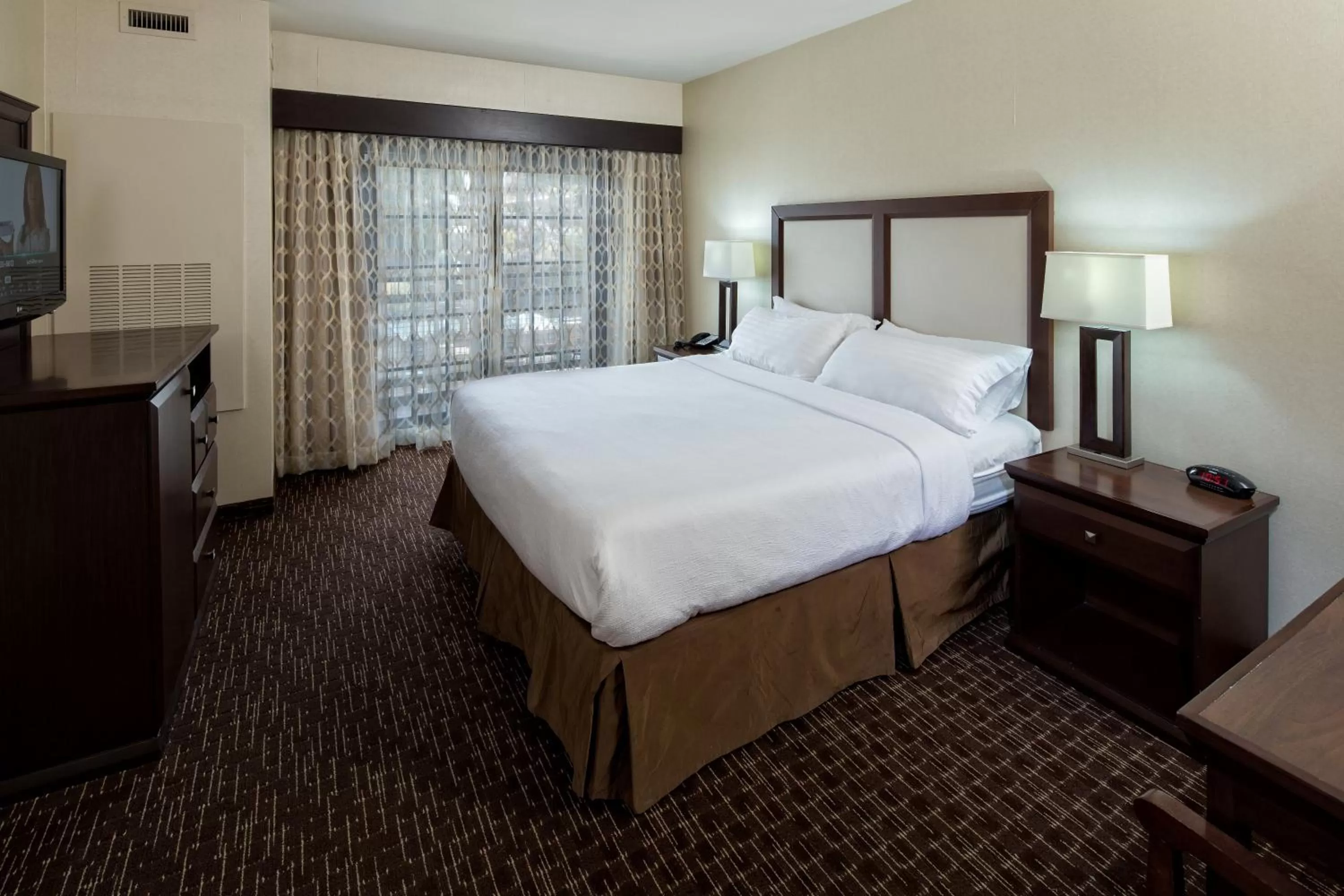 Photo of the whole room, Bed in Holiday Inn Resort Deadwood Mountain Grand by IHG