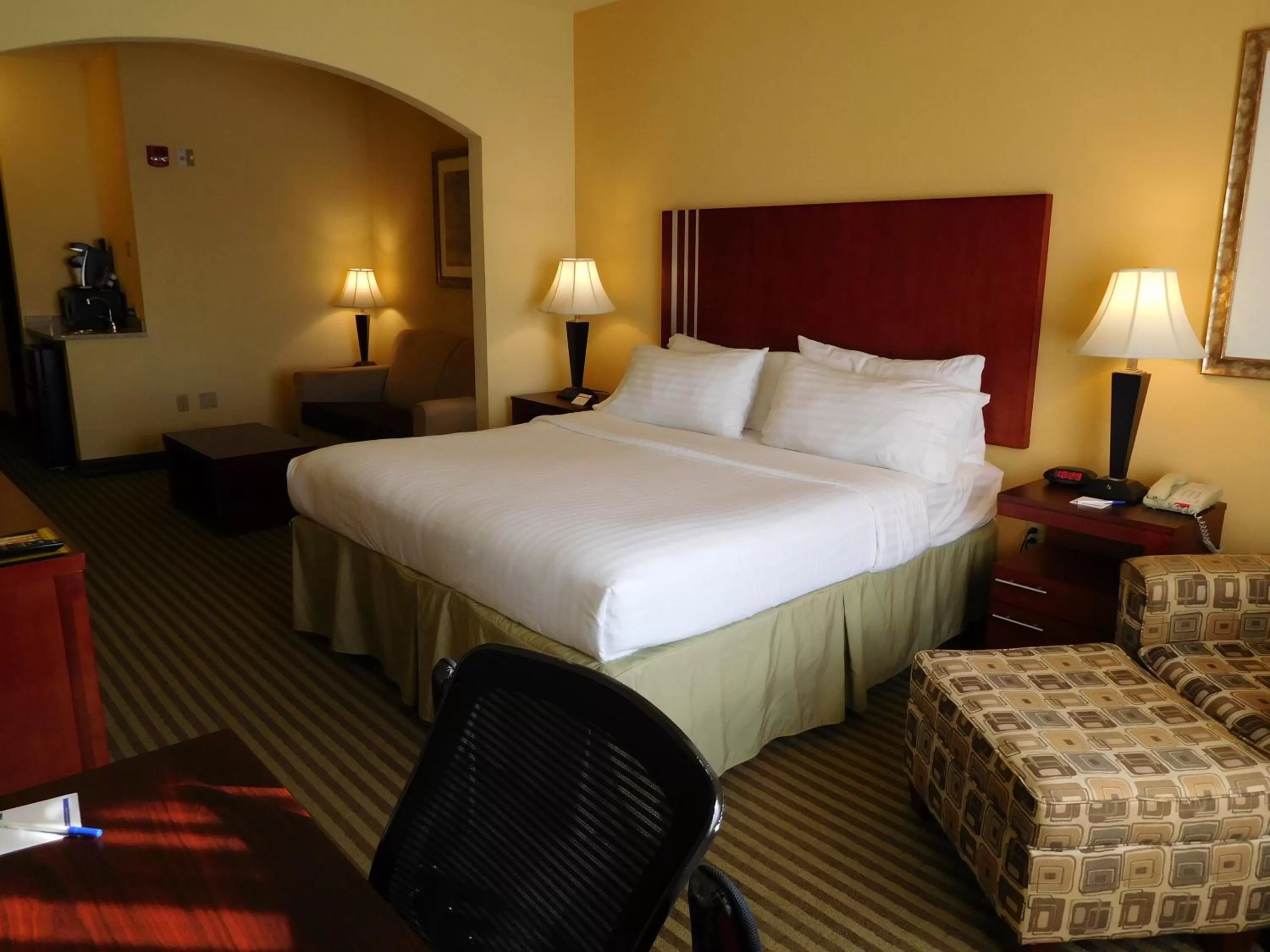 Photo of the whole room, Bed in Holiday Inn Express Ponca City by IHG