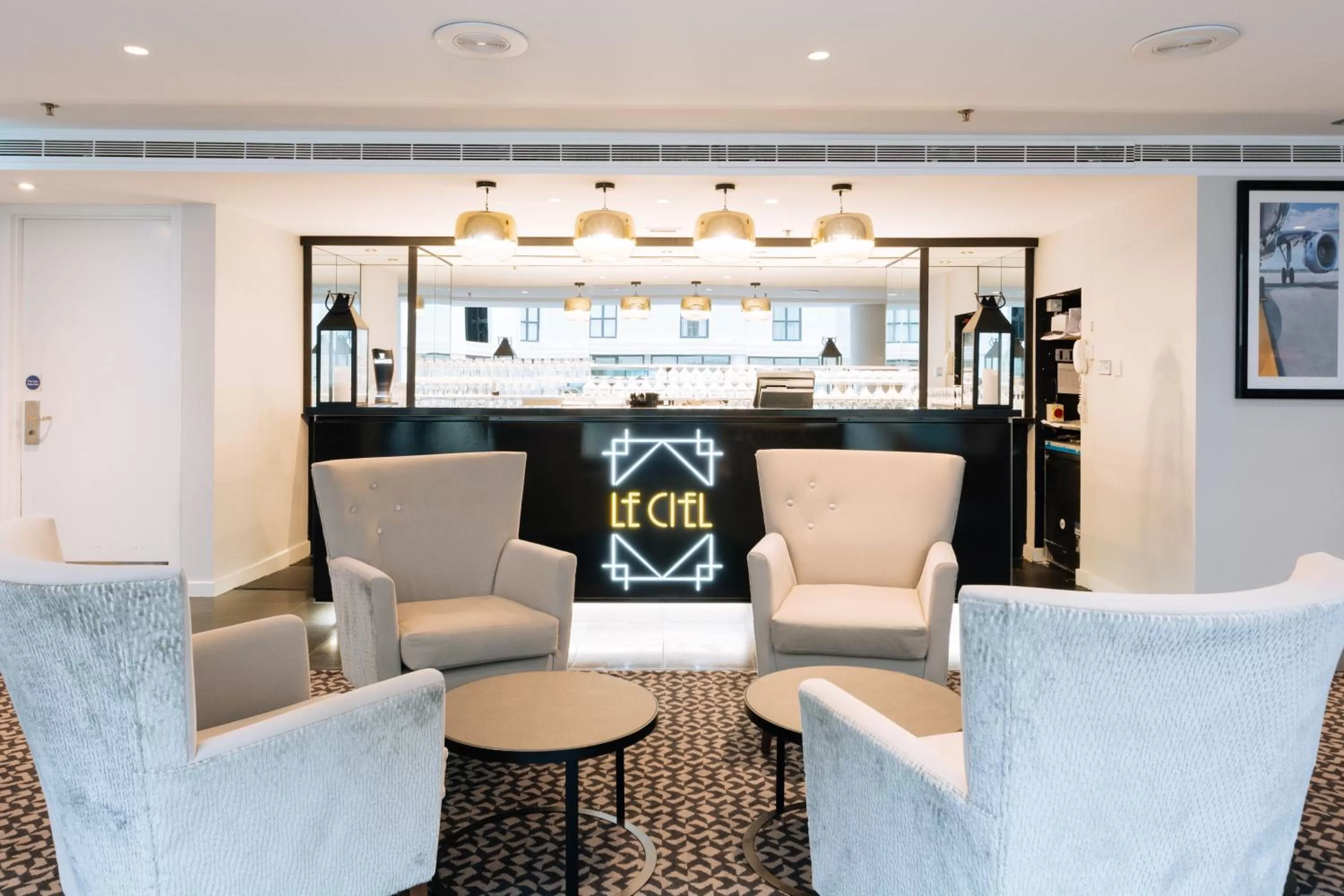 Lounge or bar in Sofitel London Gatwick