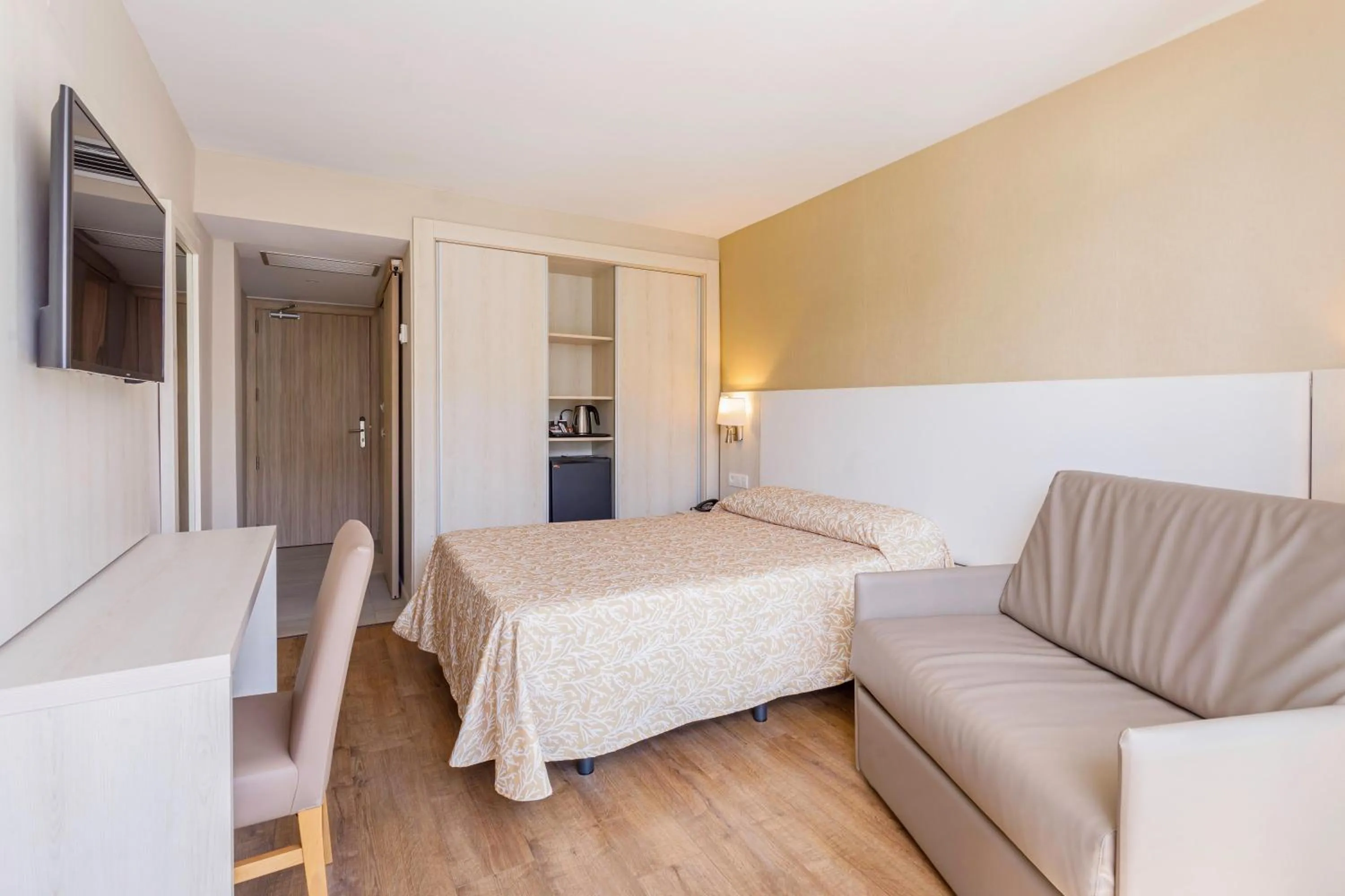 Photo of the whole room, Bed in Hotel Best Maritim