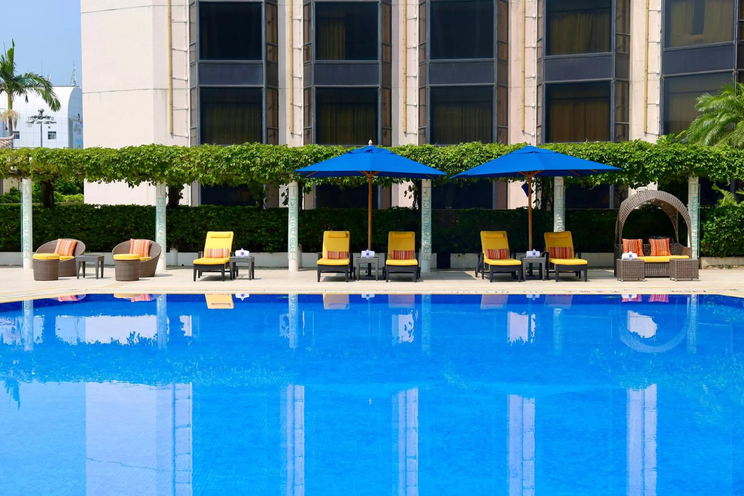 Swimming pool in Shangri-La Shenzhen