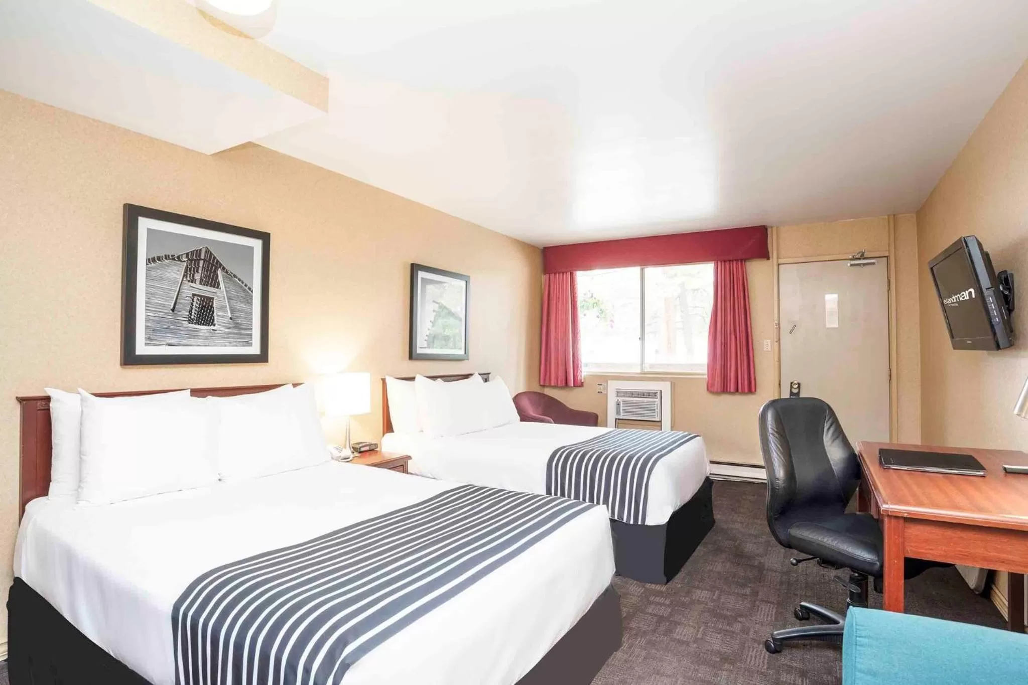 Photo of the whole room, Bed in Sandman Inn Princeton