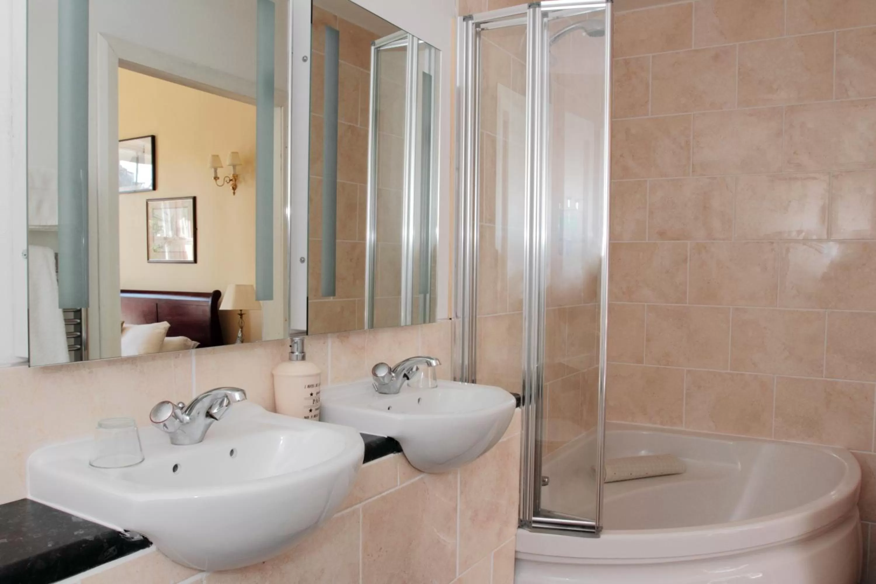 Bathroom in Thistle Hotel