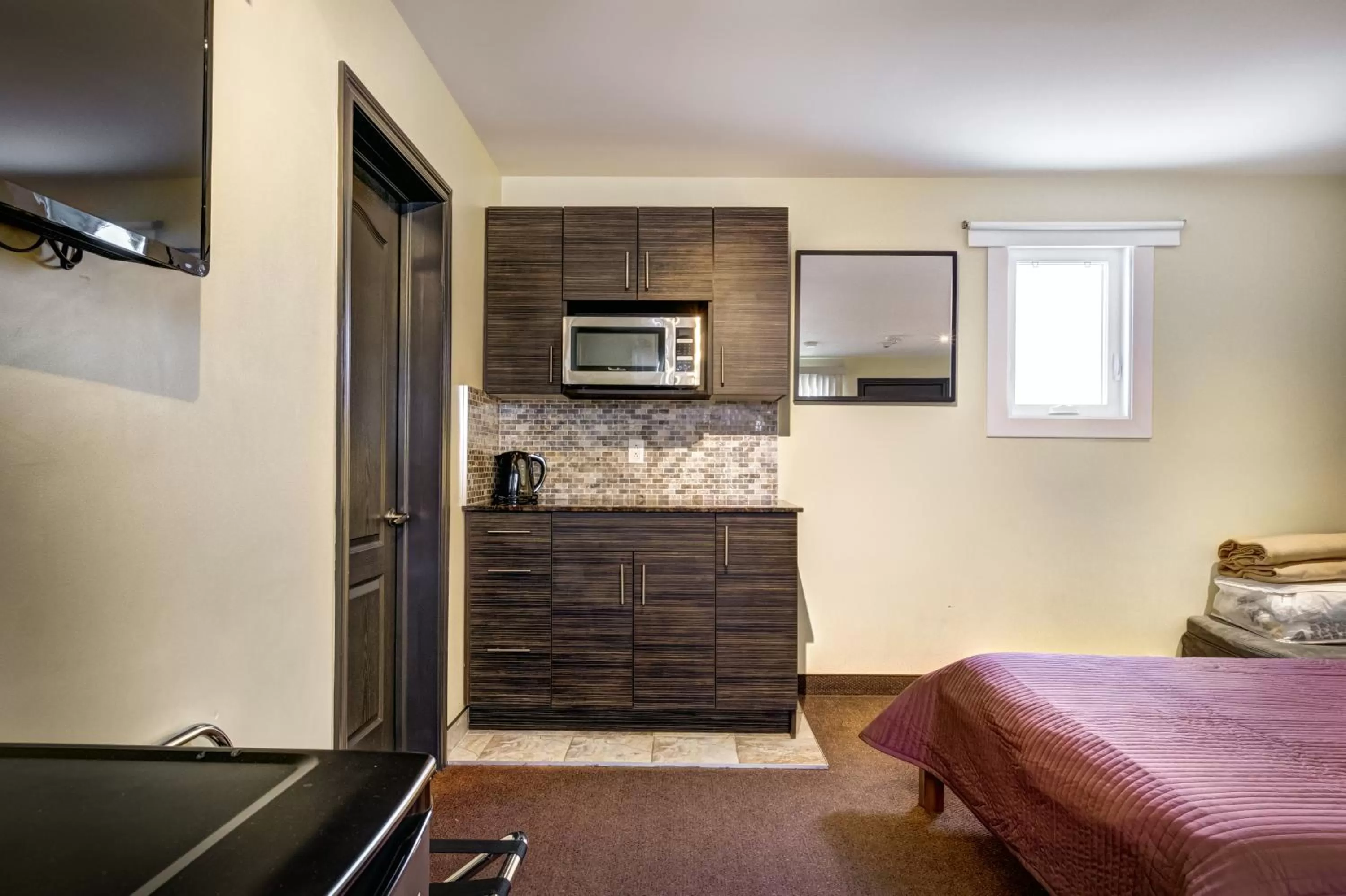 Kitchen or kitchenette, Bed in Auberge St. Jacques