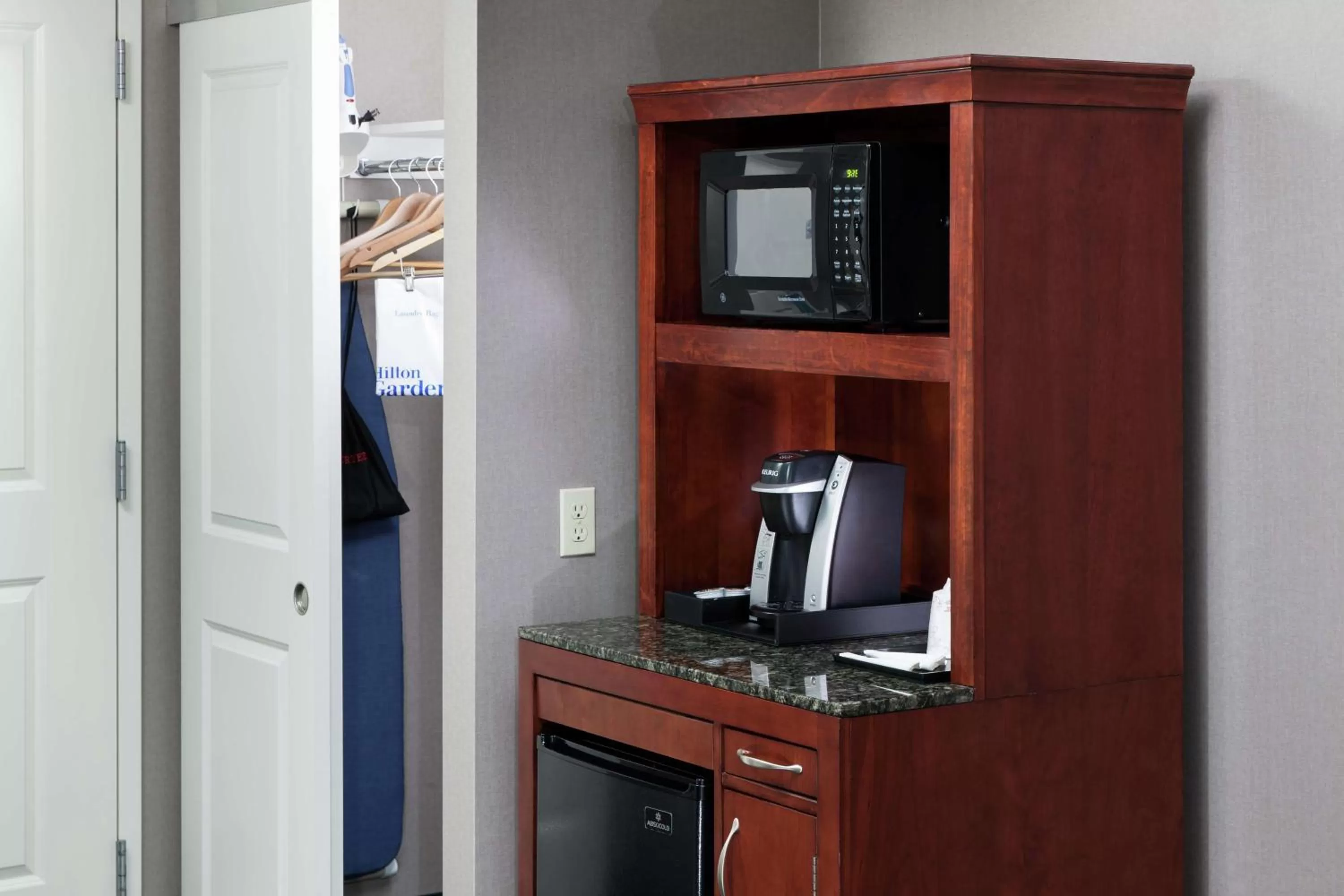 Coffee/tea facilities in Hilton Garden Inn Lake Forest Mettawa