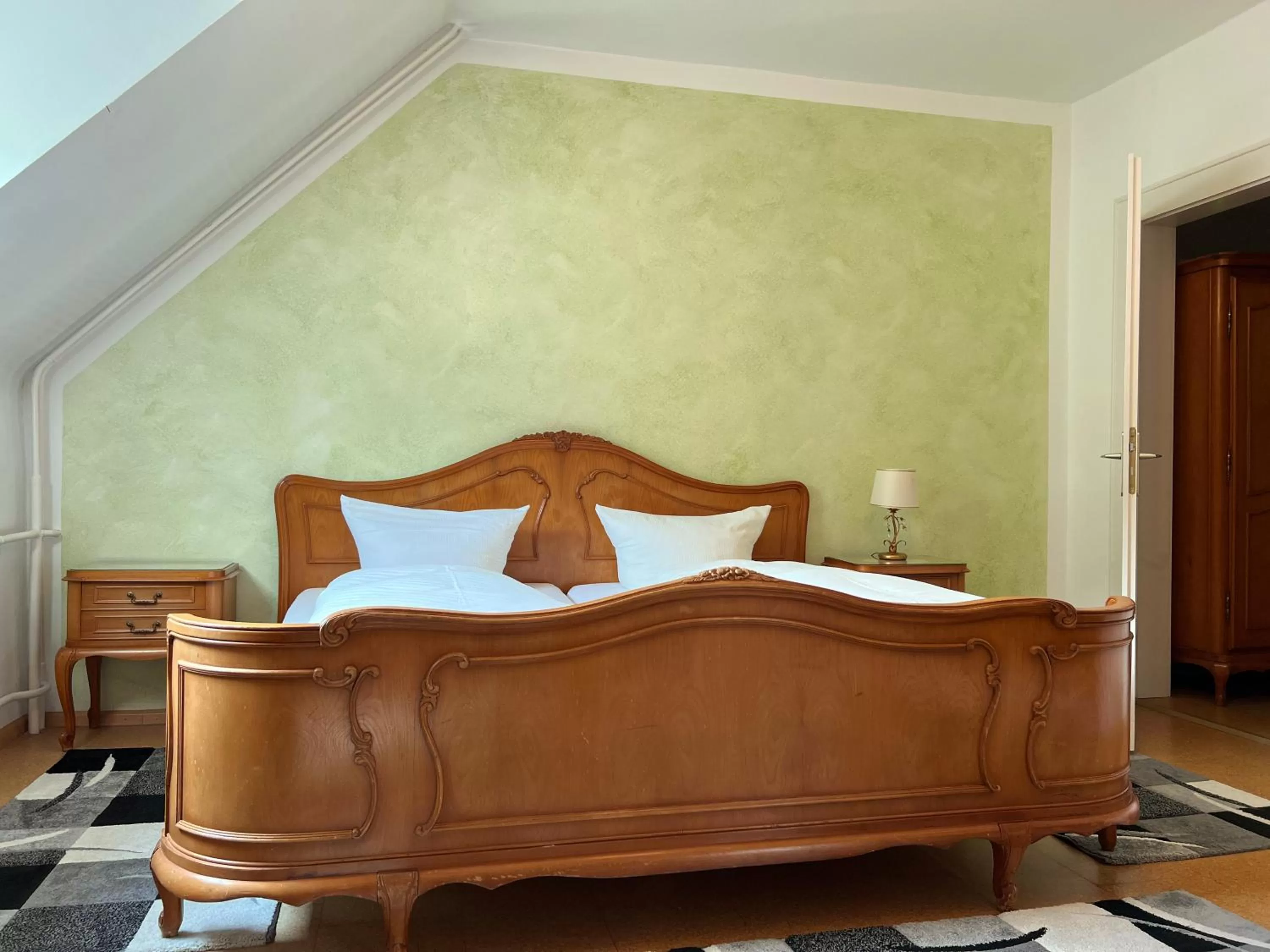 Bed in Hotel Kühler Krug