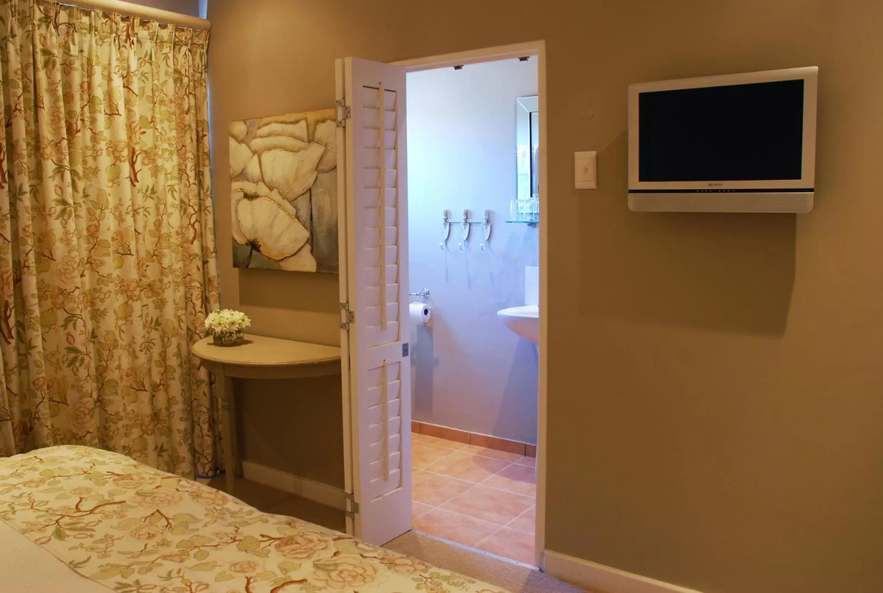 Bedroom, TV/Entertainment Center in Sneezewood Farm Bed&Breakfast and Self-Catering Cottage