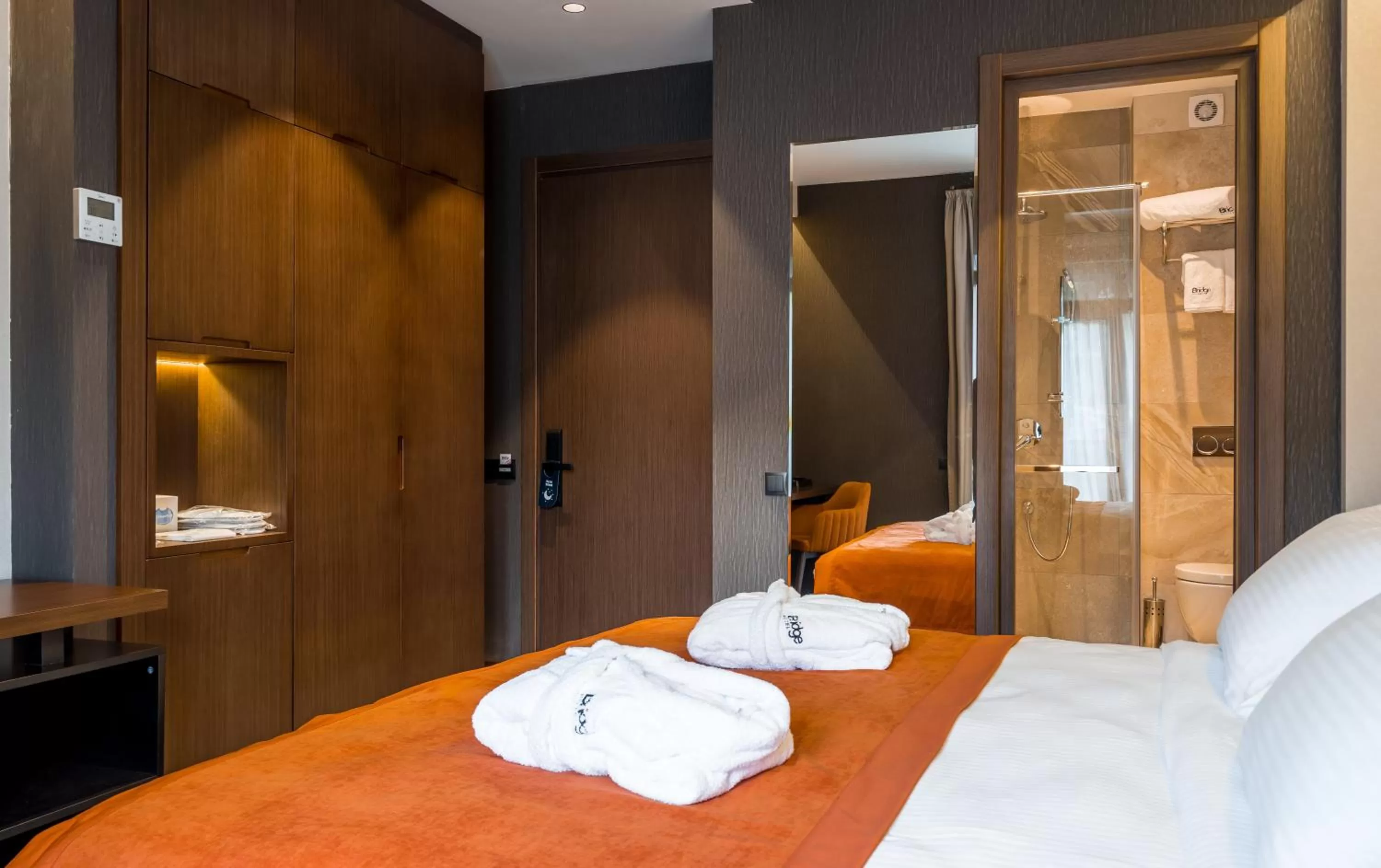 Photo of the whole room, Bed in Bridge Hotel