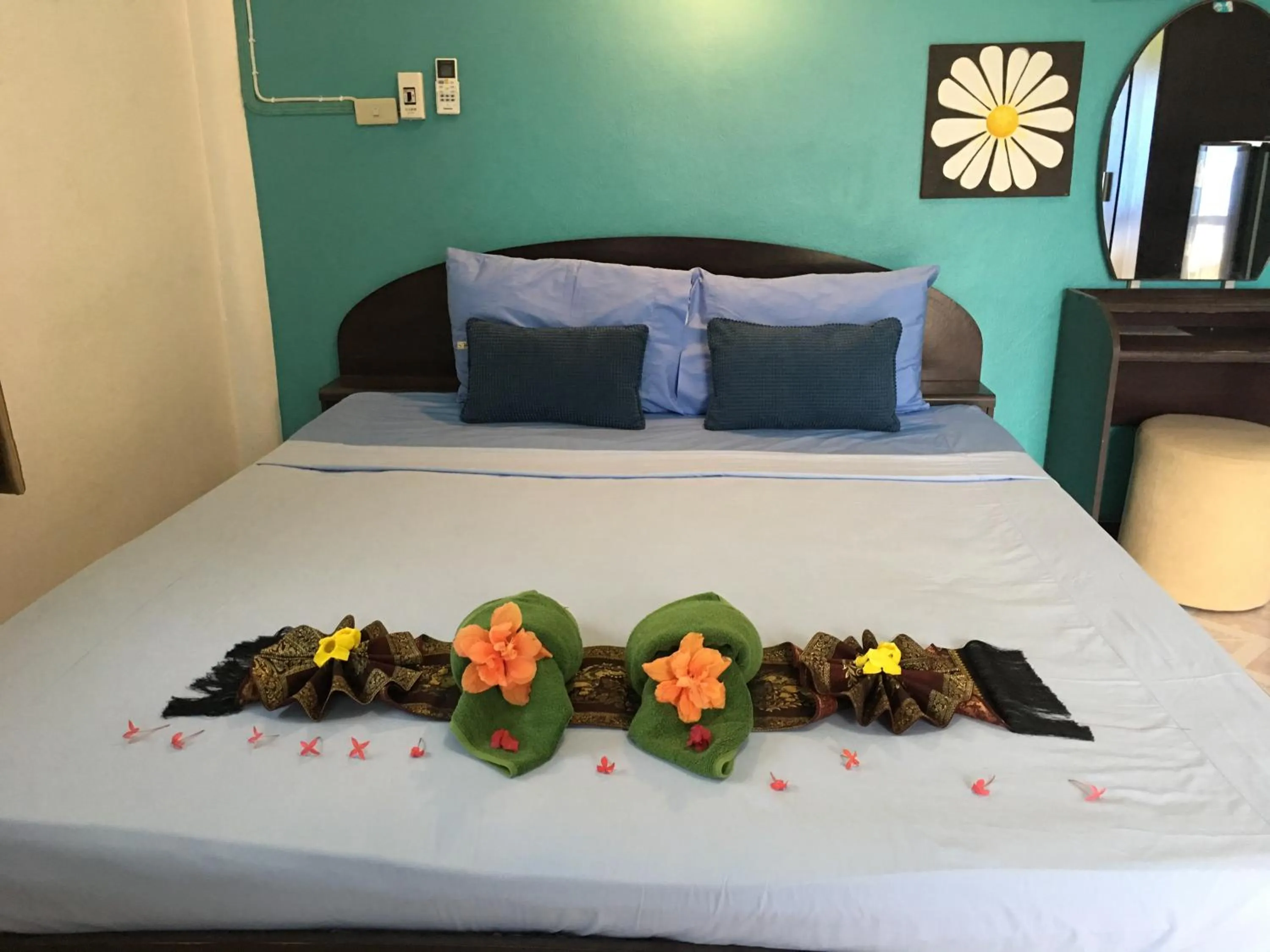 Photo of the whole room, Bed in Lanta Garden Home