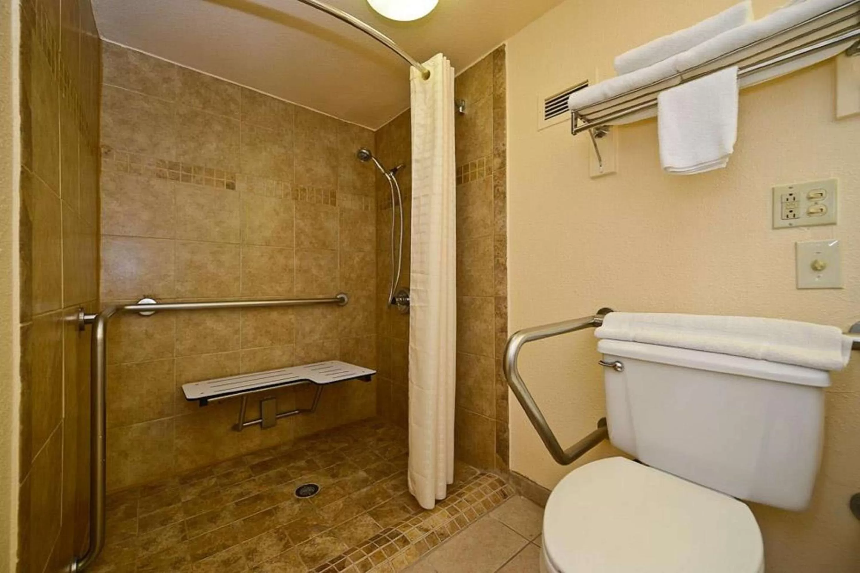 Queen Room with Bathtub - Disability Access/Non-Smoking in Best Western Tulsa Airport