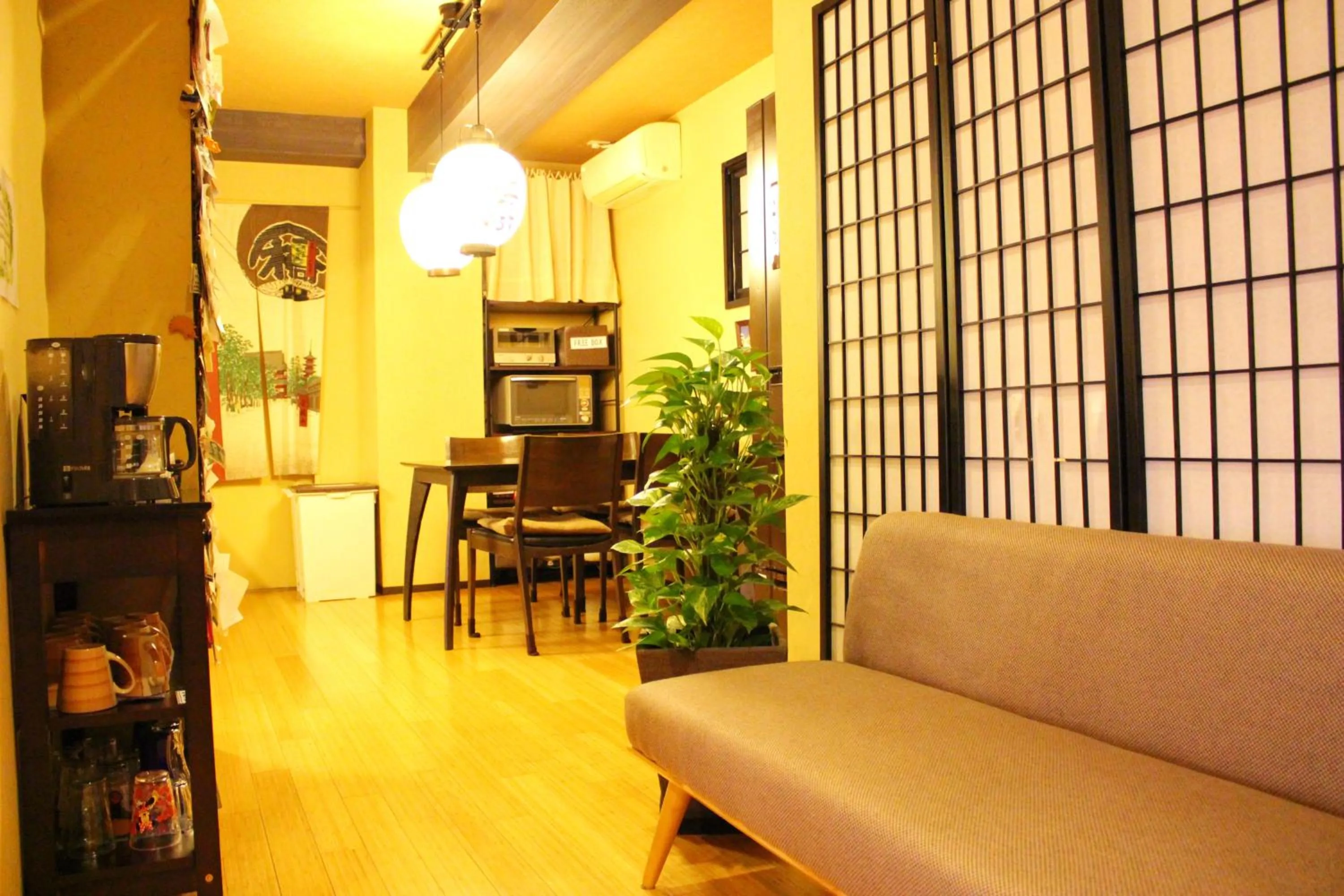 Communal lounge/ TV room in K's House Tokyo Oasis - Quality Hostel in Asakusa