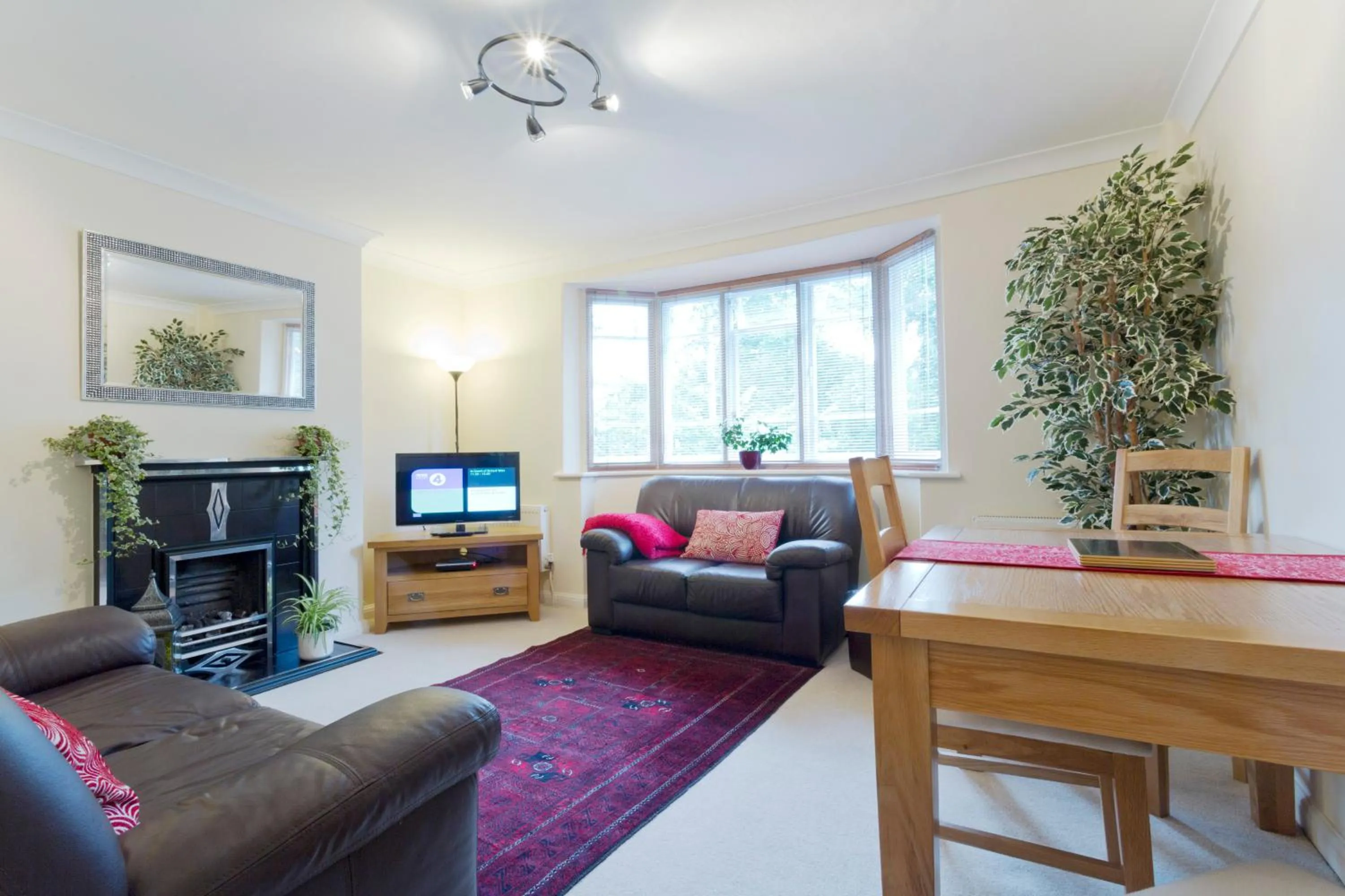 Dining area in Poplar House Serviced Apartments