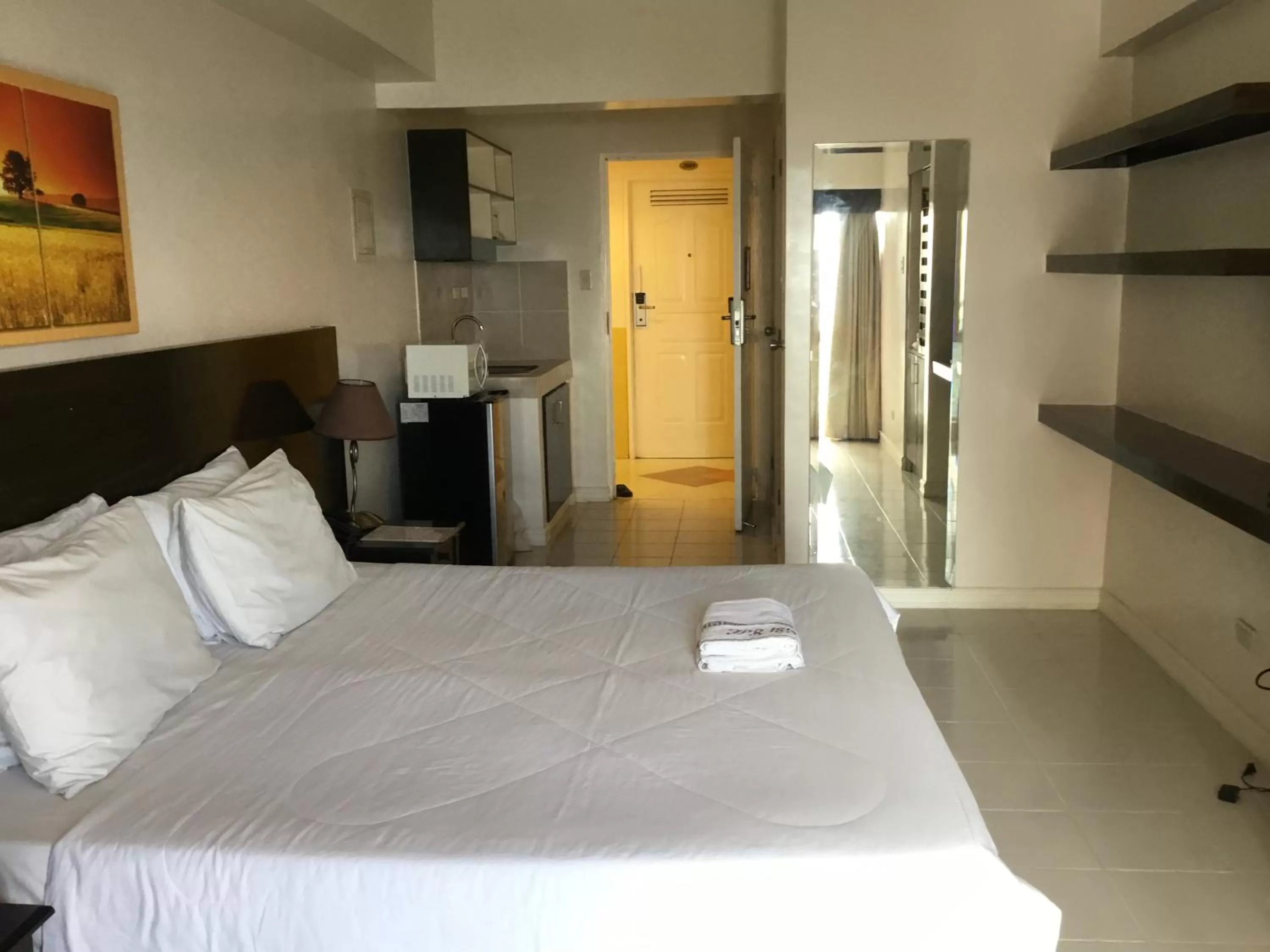 Bed in Condo with Free Swimming Pool & Viewing Deck