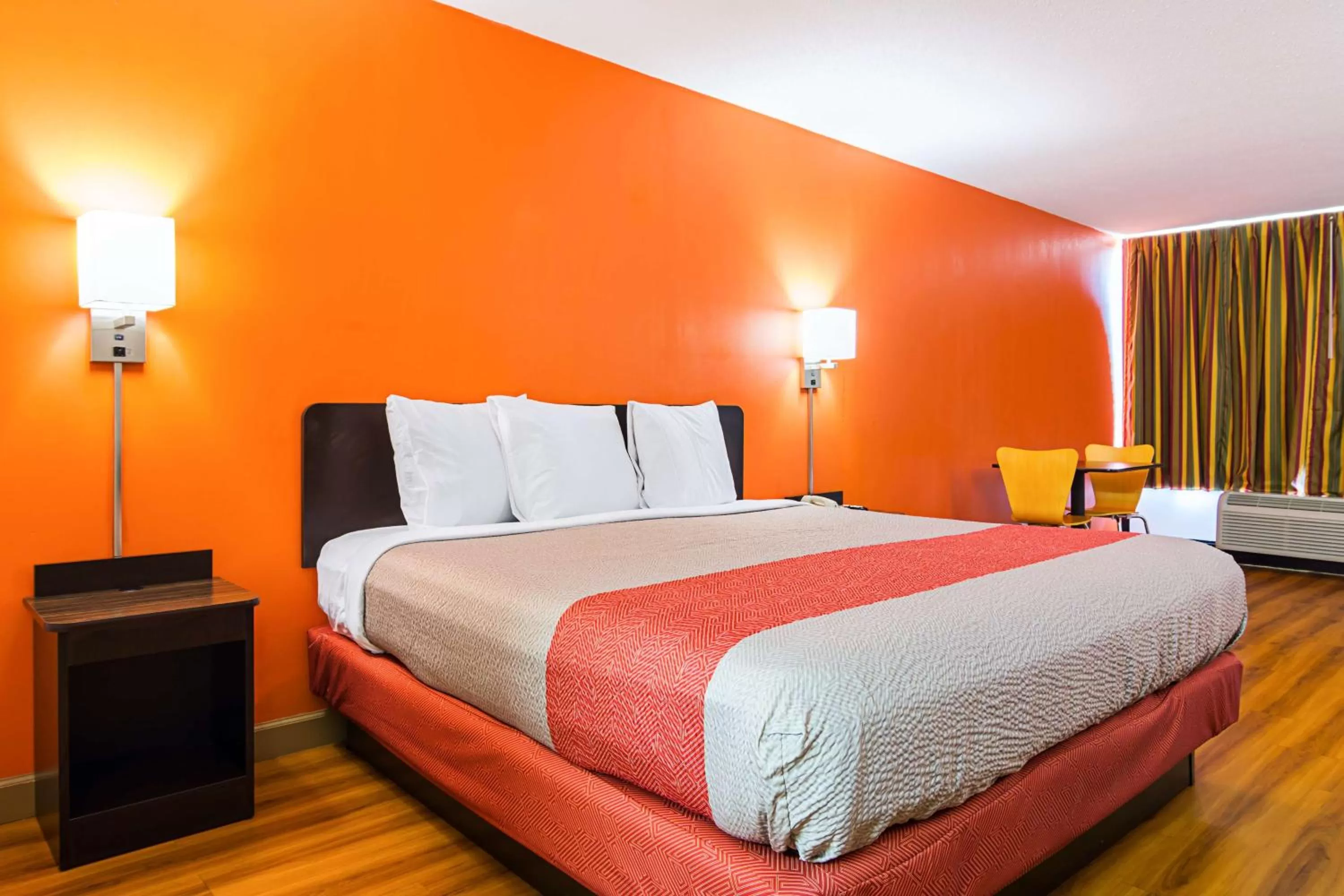 Deluxe King Room - Non-Smoking in Motel 6-Cleveland, TN