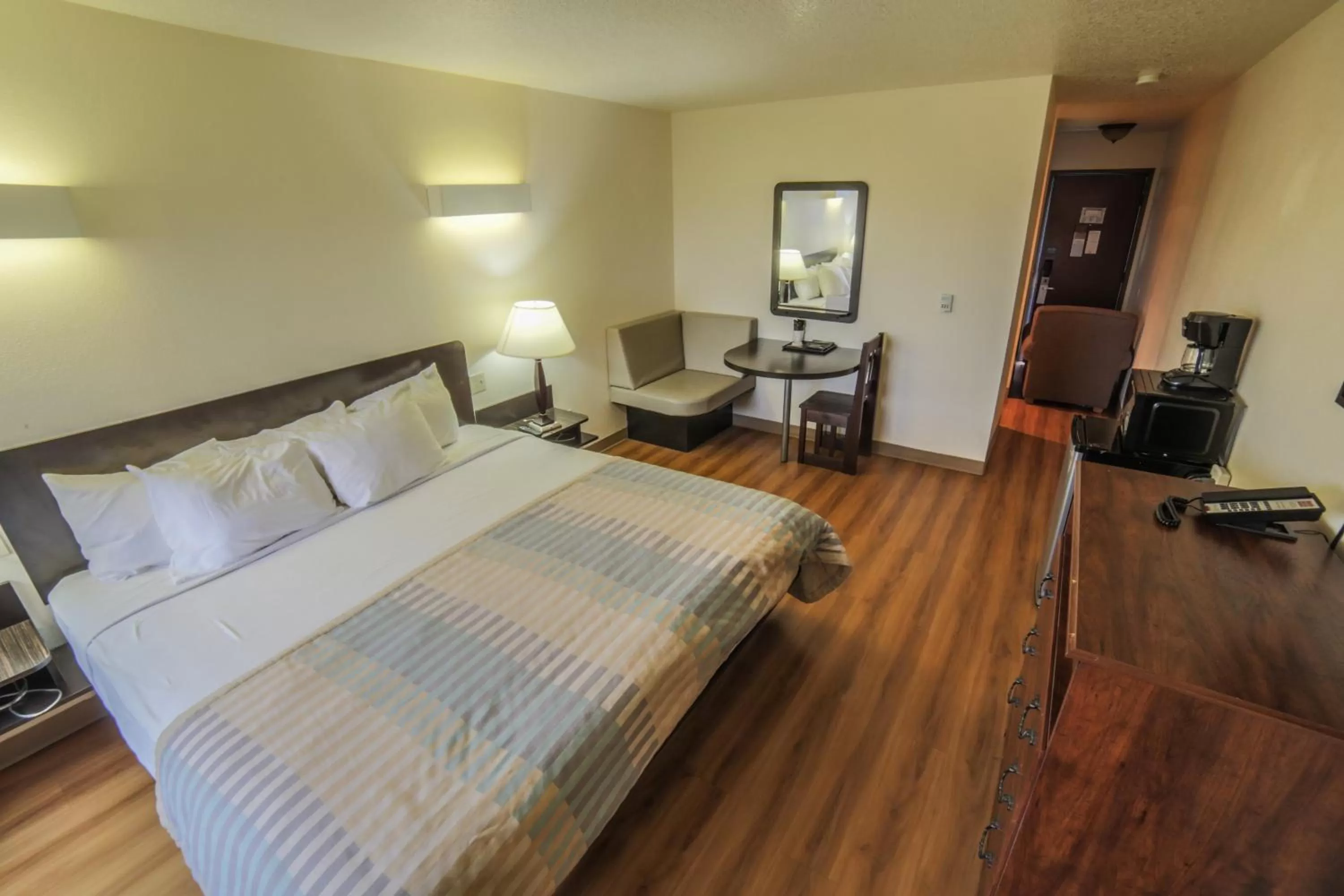 Bedroom, Bed in Sunnyside Inn and Suites