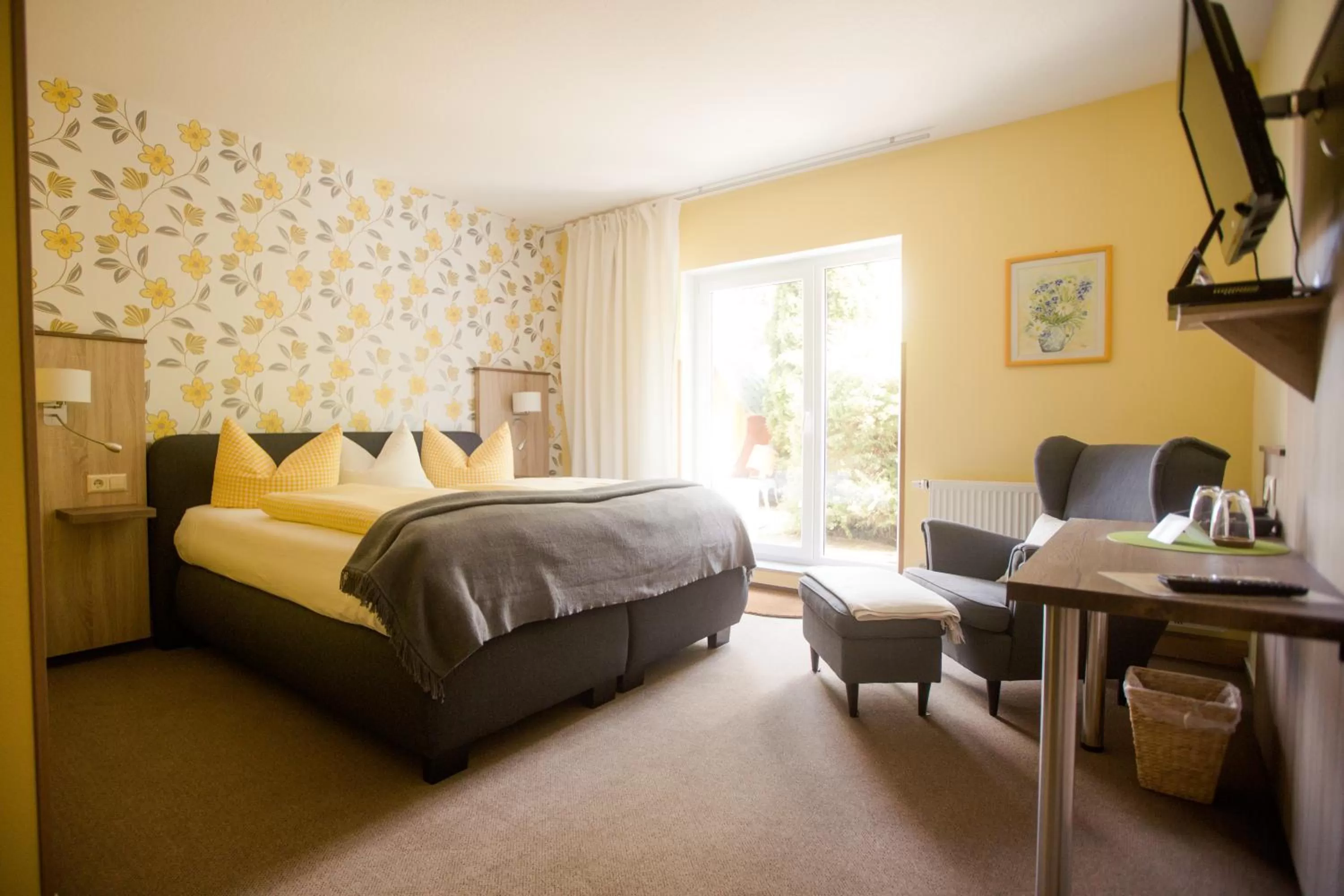 Photo of the whole room, Bed in Hotel Zur Kutsche