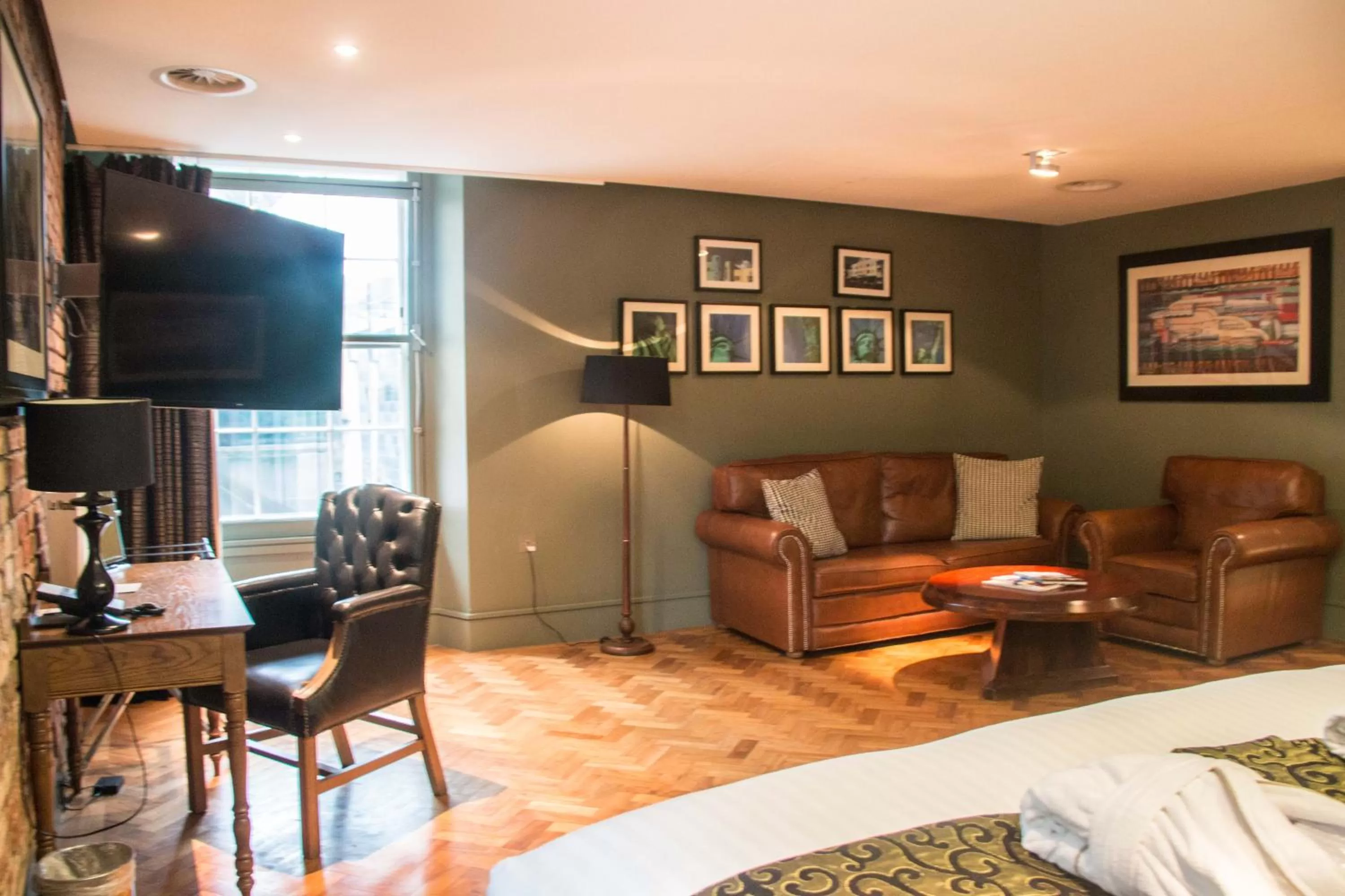 Photo of the whole room in Le Monde Hotel