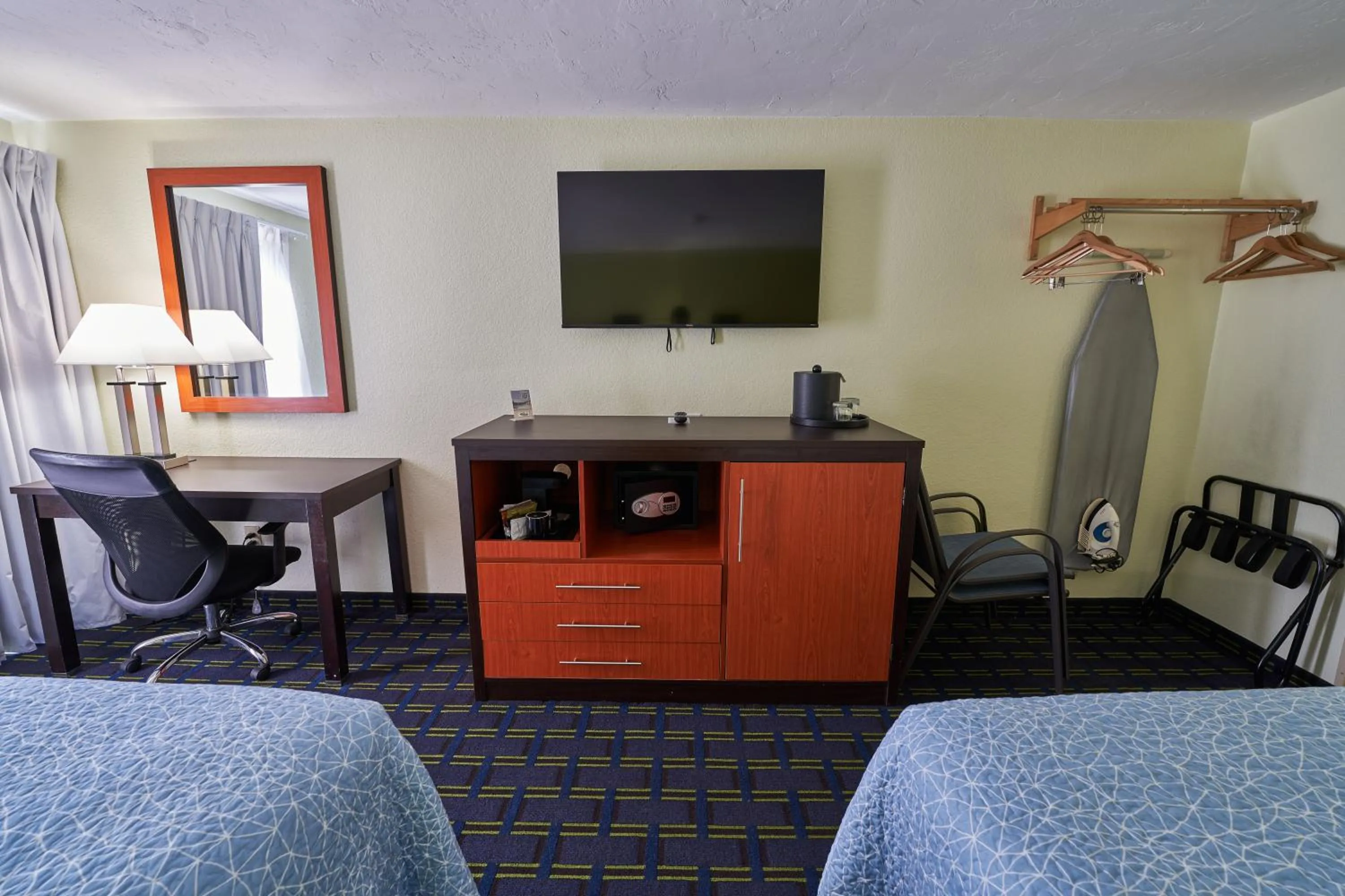 TV and multimedia, Bed in The Mariner Resort Cape Cod by The Red Collection