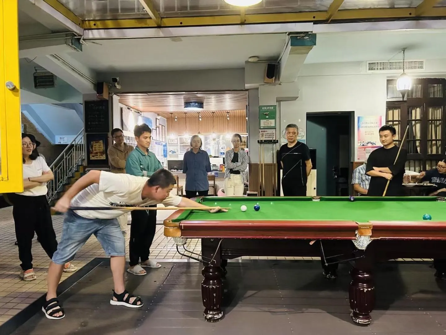 Property building in The Cloudland International Youth Hostel Close to the city center,15 min walks to the subway, Close to the night market, old street, green lake, English-speaking service, free Activity convenient payment and visa cards are accepted
