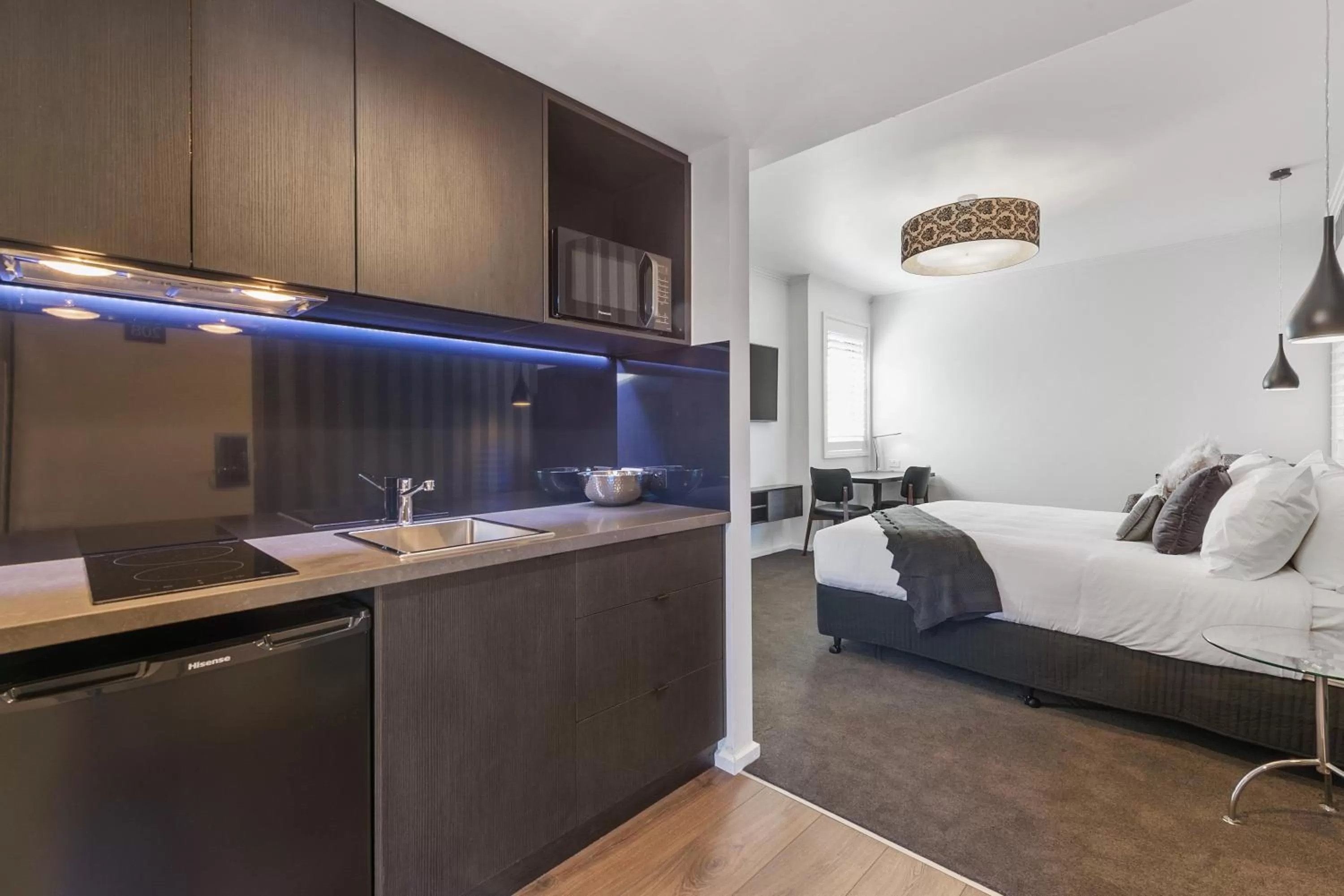 Kitchen or kitchenette, Bed in Quality Hotel Wangaratta Gateway