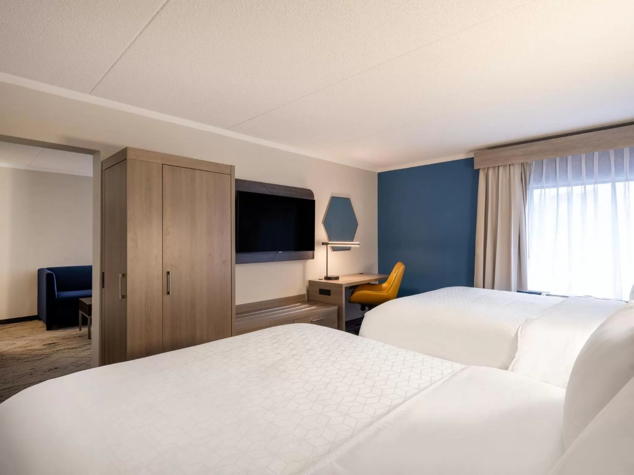 Bedroom, Bed in Holiday Inn Express & Suites Greensboro - I-40 atWendover by IHG