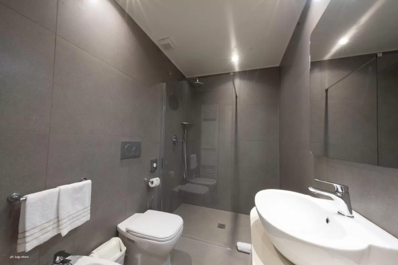 Shower in Hotel Globo