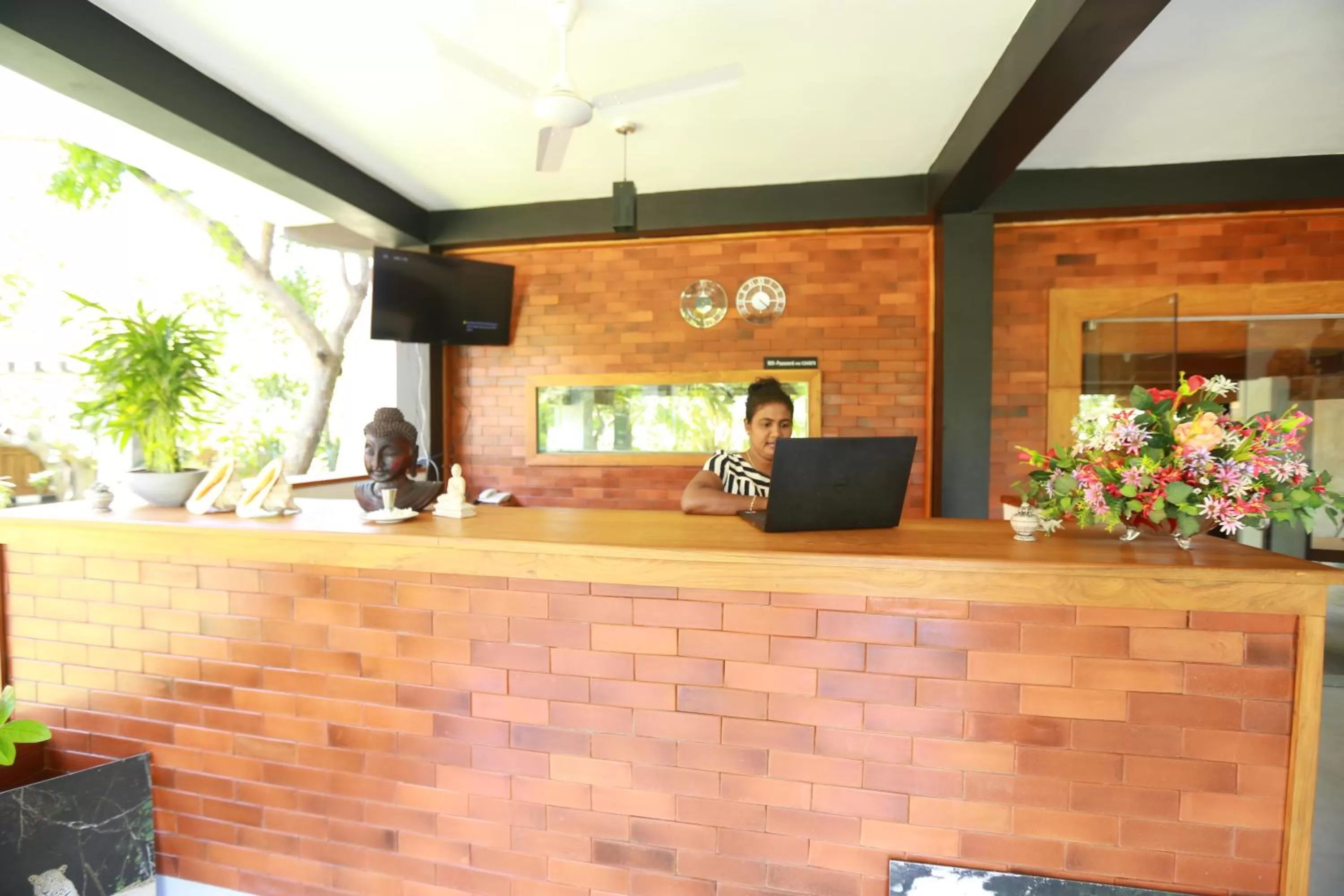 Lobby or reception in Eco Hotel Black & White - Anuradhapura