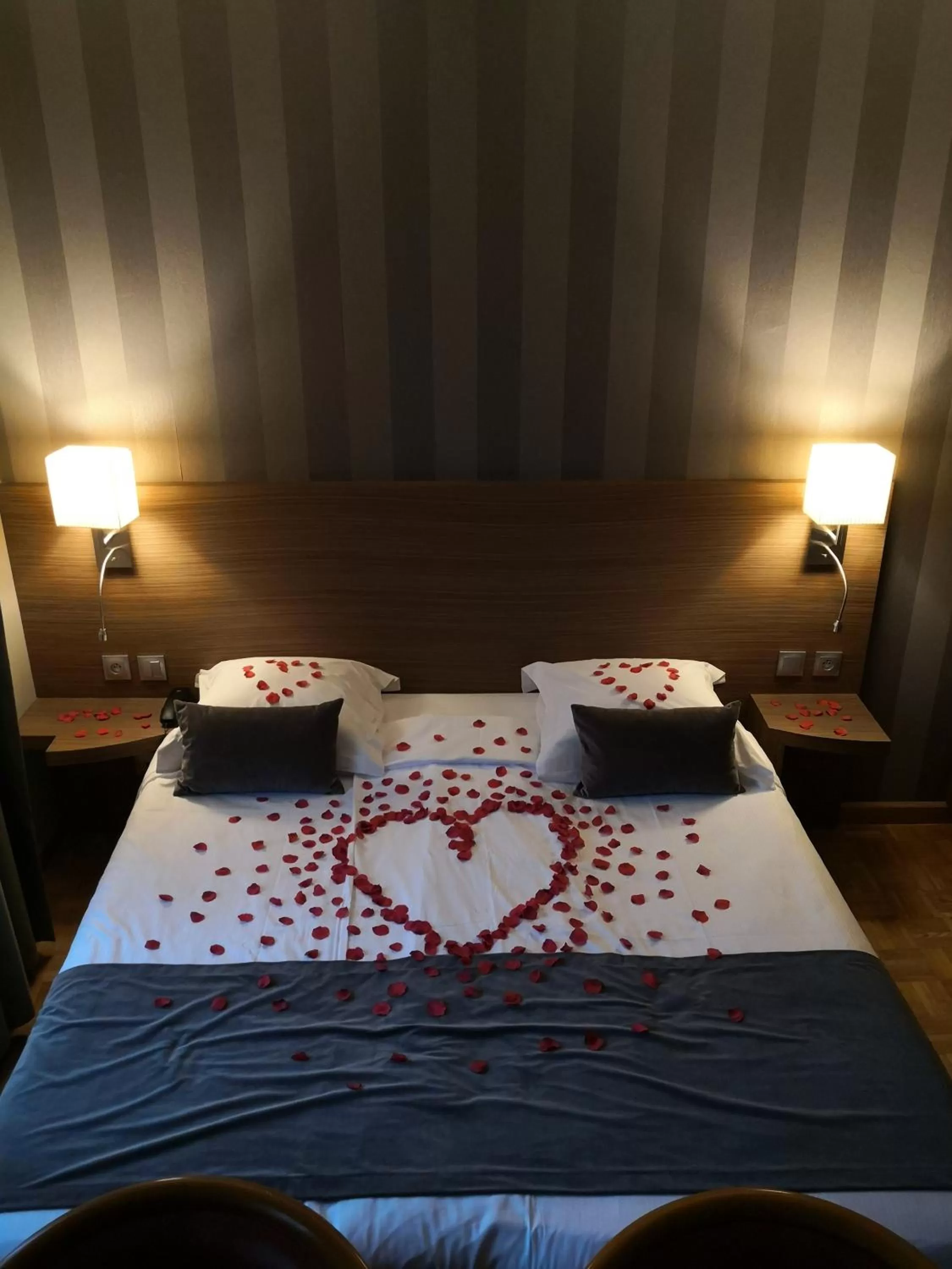 Bed in Logis Hôtel Restaurant Au Cerf d'Or