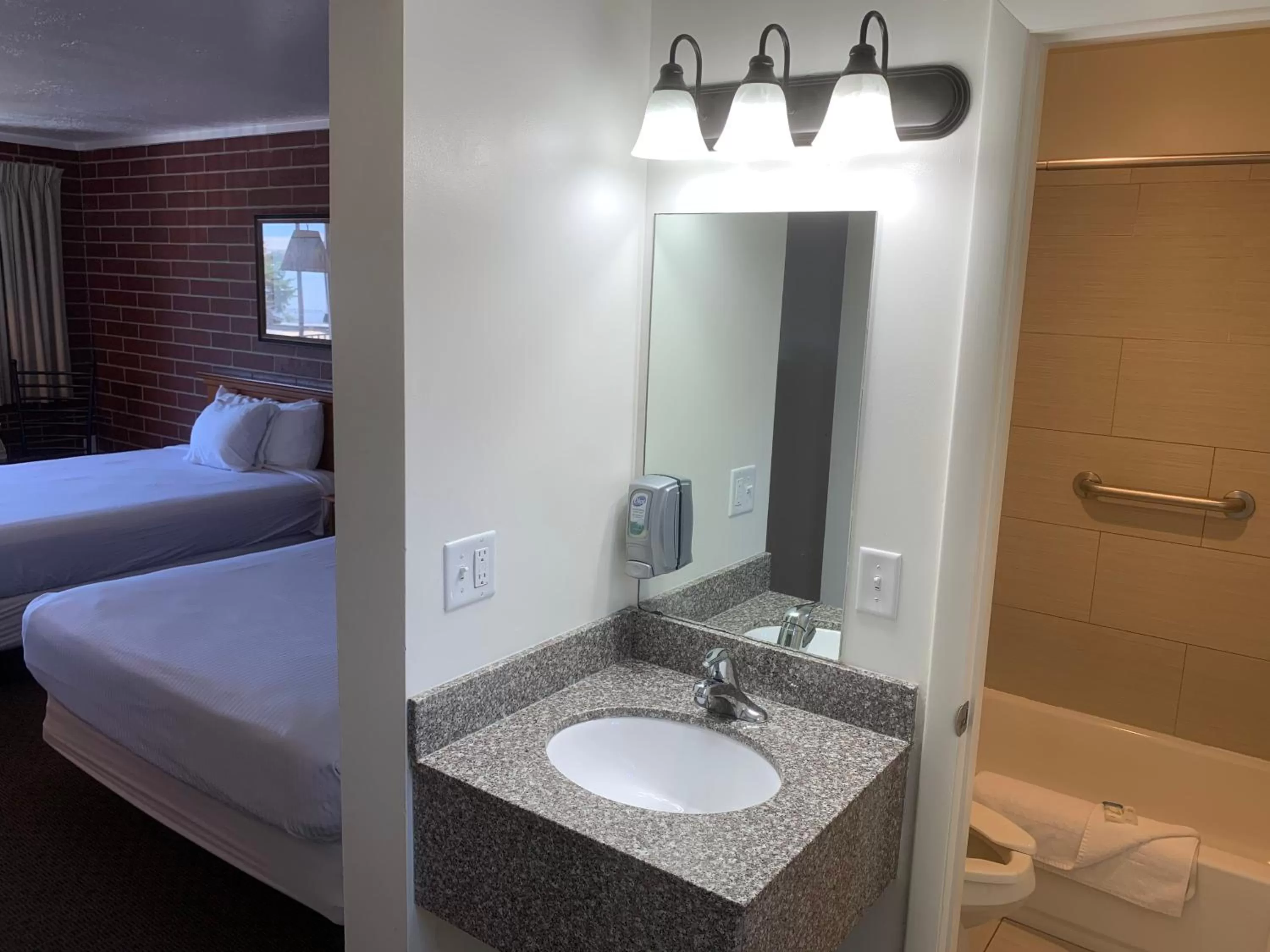 Bathroom, Bed in Oquirrh Mountain Inn