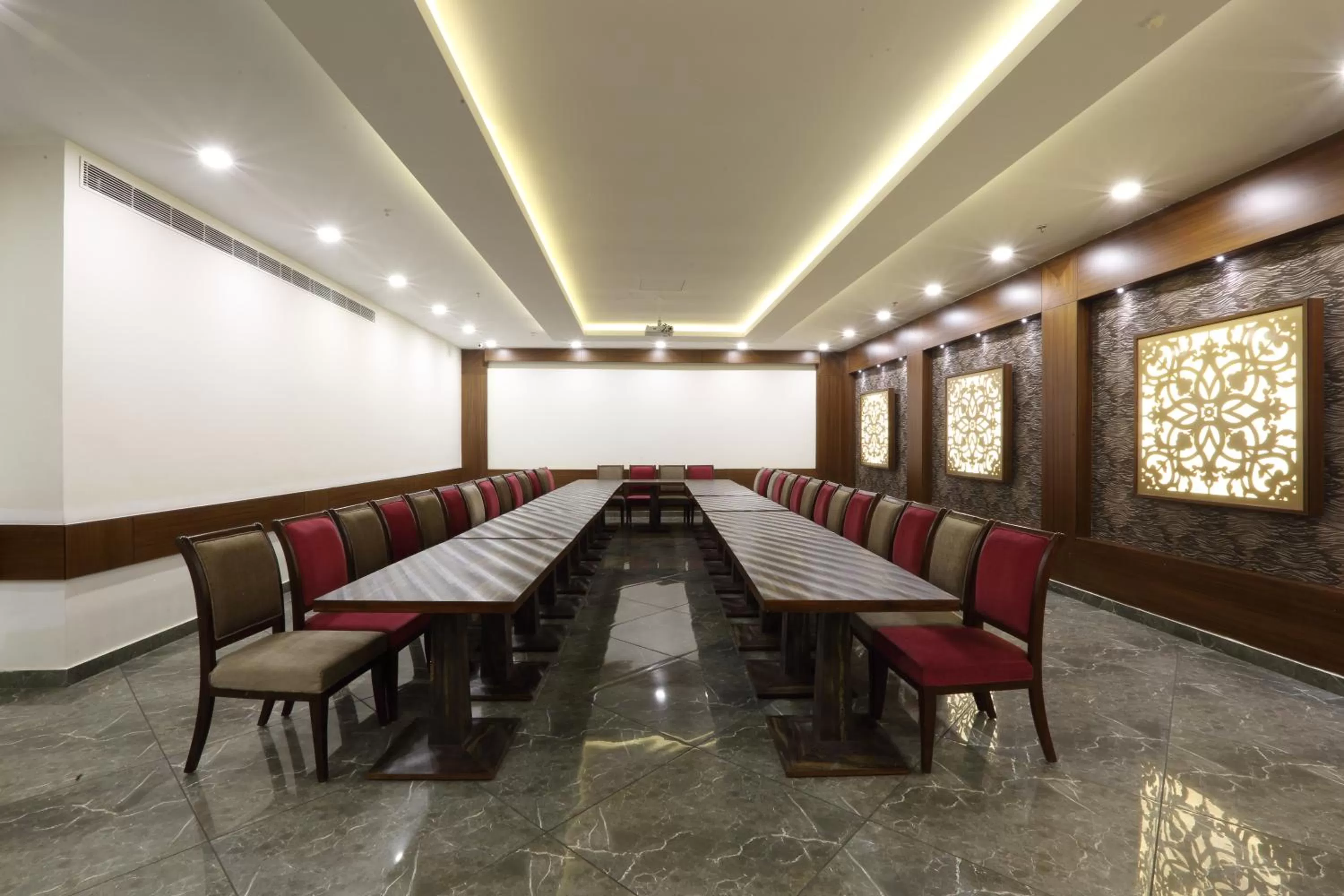 Communal lounge/ TV room in Grand Hotel Nawanshahr