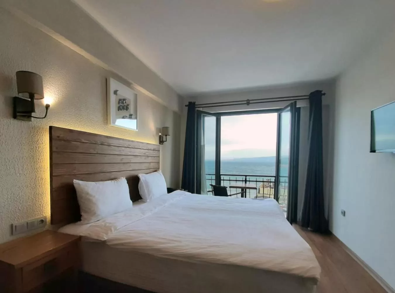 Bed in 8 Rooms Hotel