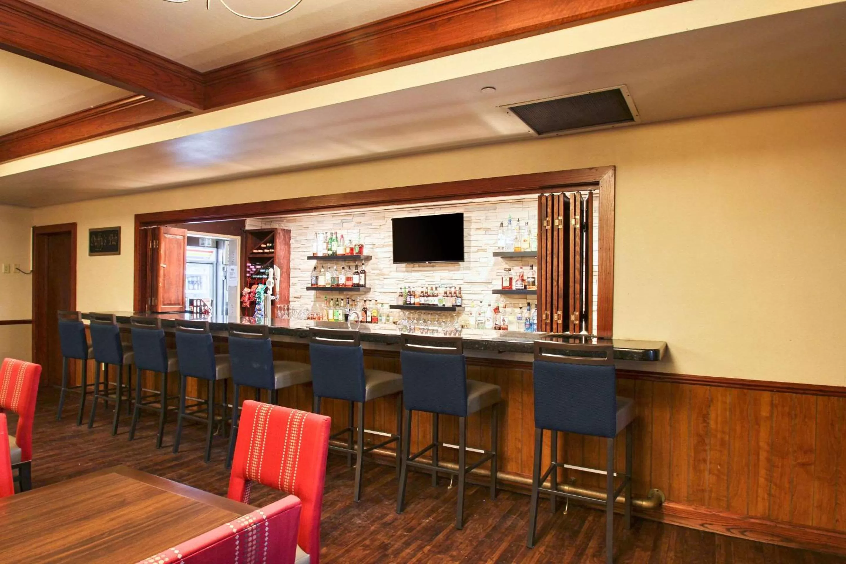 Lounge or bar in Comfort Suites Milwaukee Airport