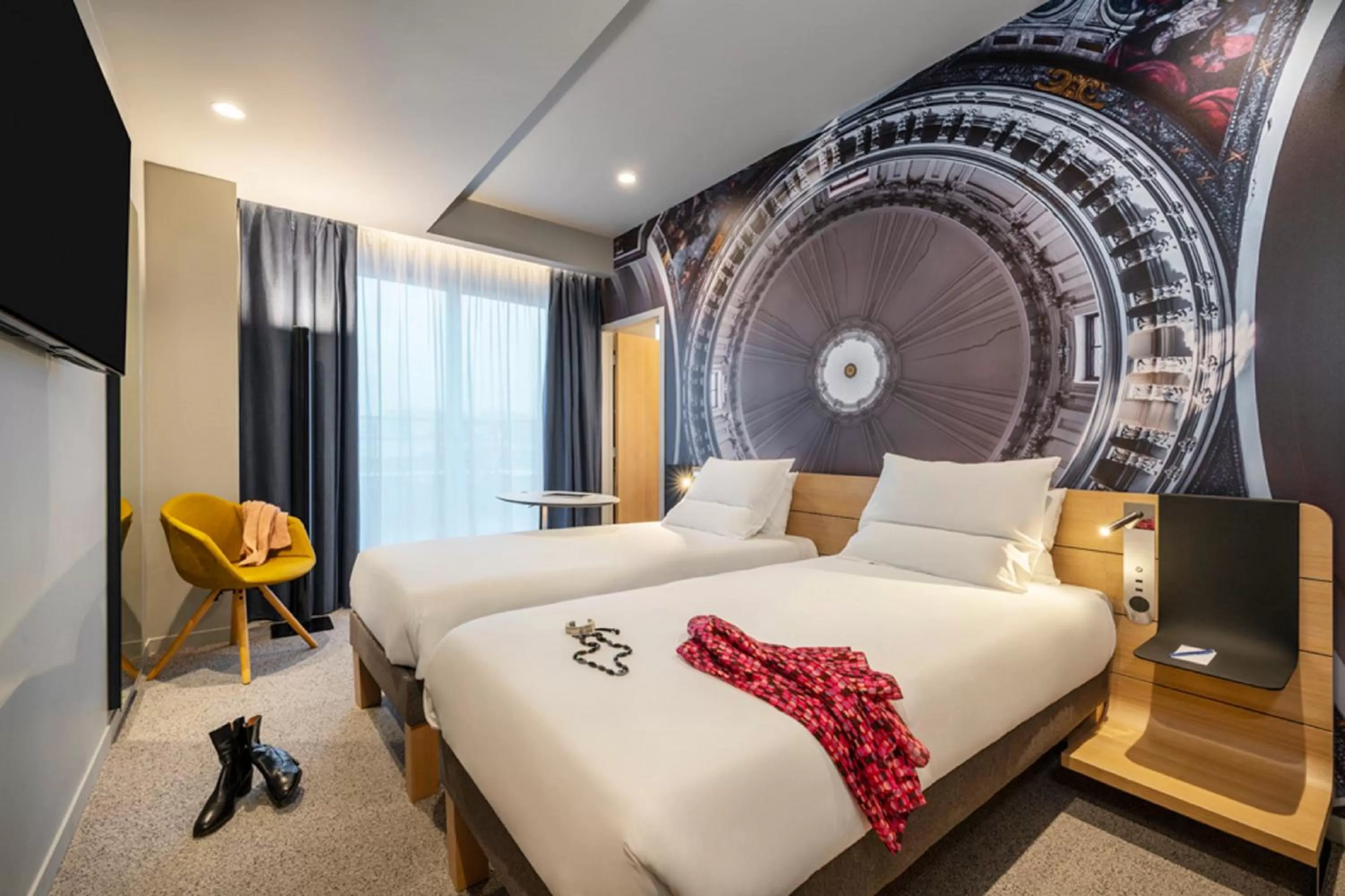 Bed in Novotel Paris 20 Belleville