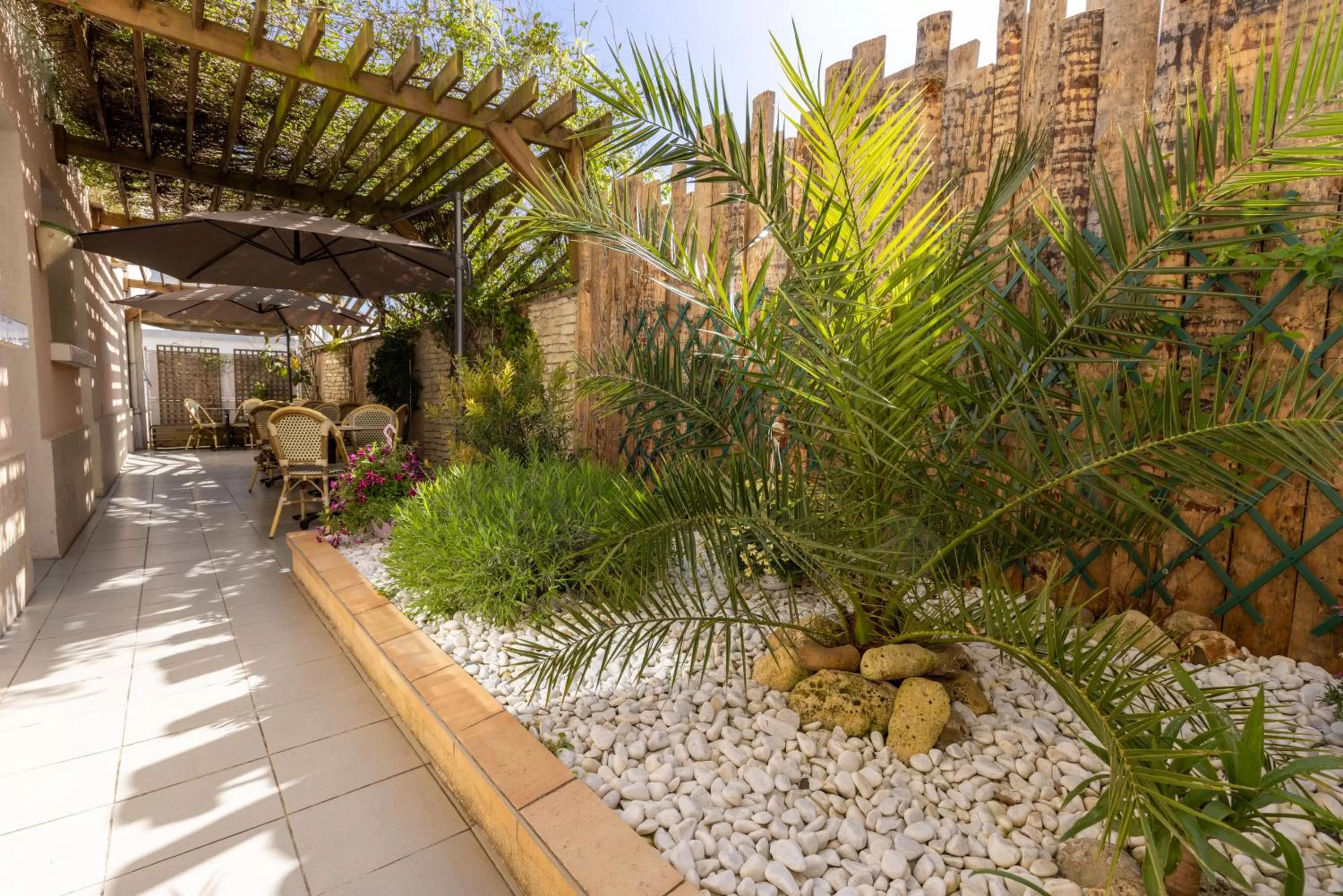 Patio in Logis Hôtel Rêve de Sable