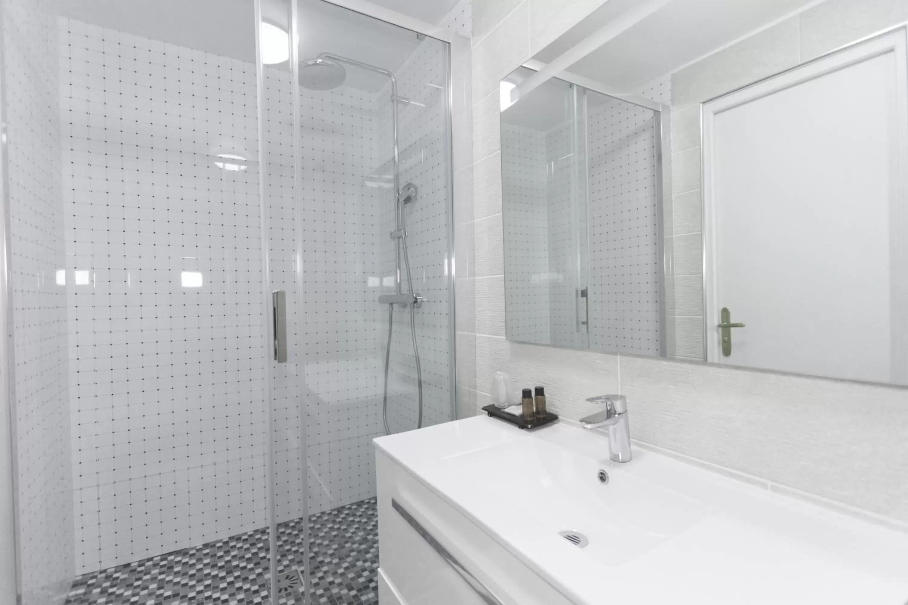 Shower in Le Saint Louis