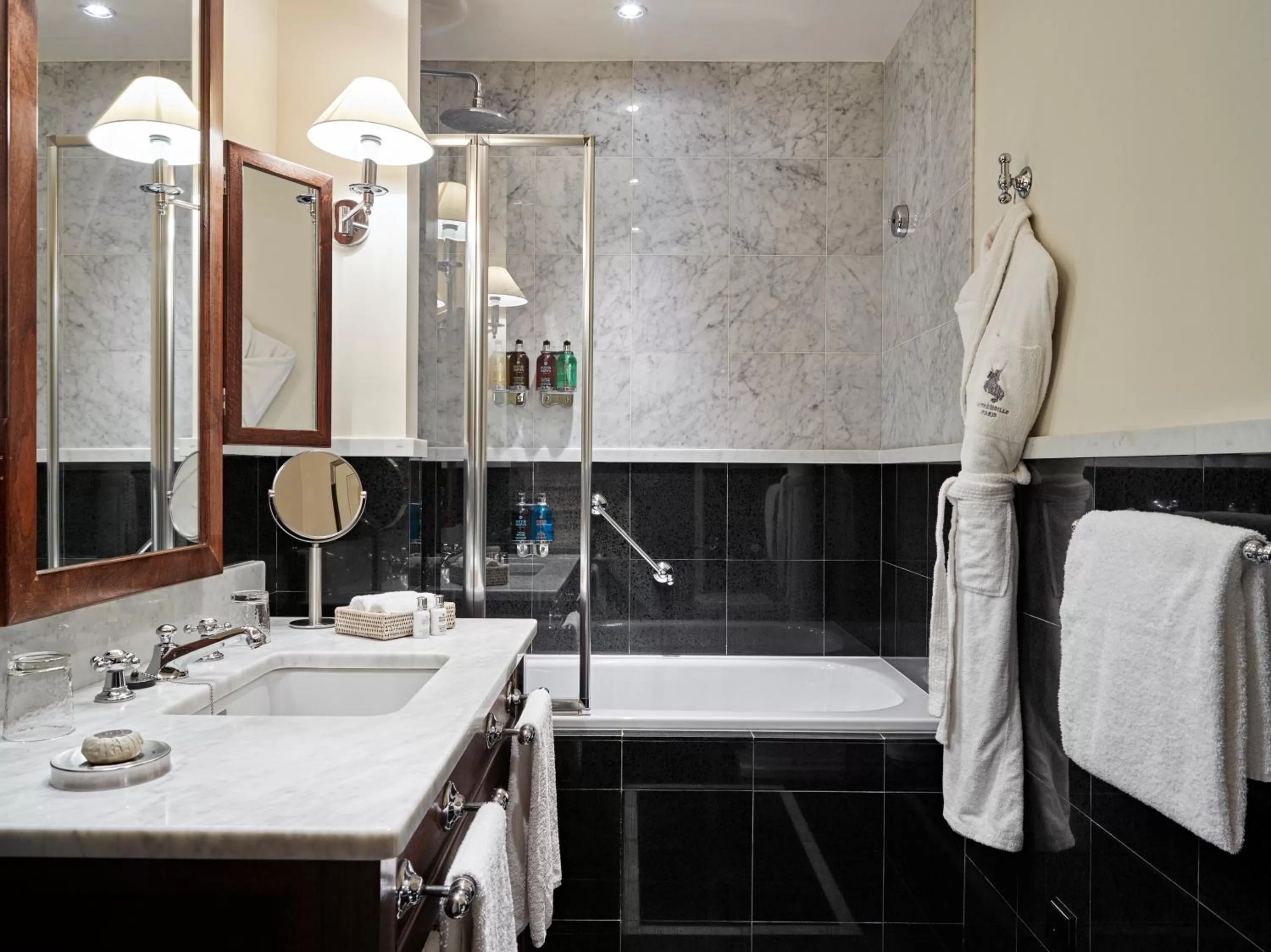 Bathroom in La Tremoille Paris