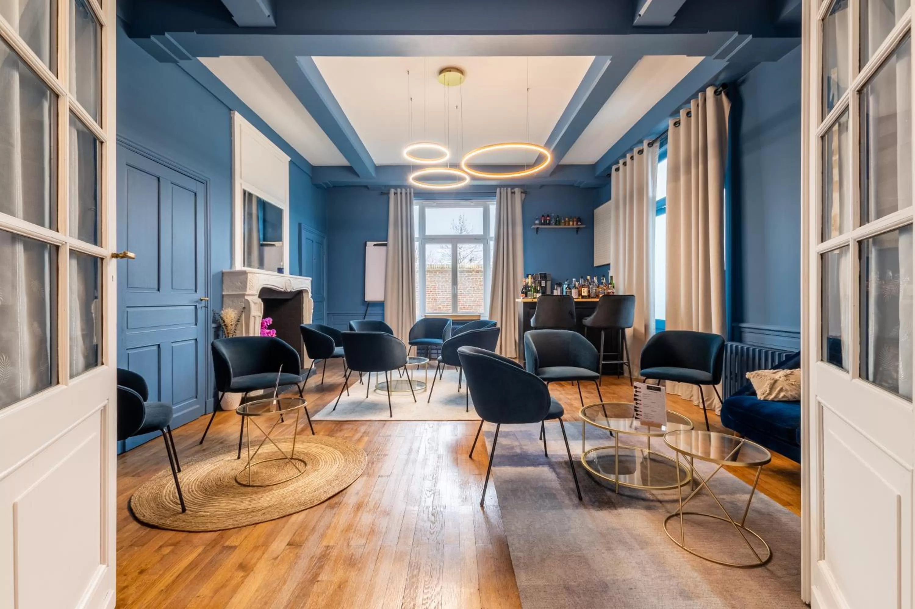 Lounge or bar in Hôtel Échappée en Baie - Parking privé gratuit dont forfaits bornes électriques réservable